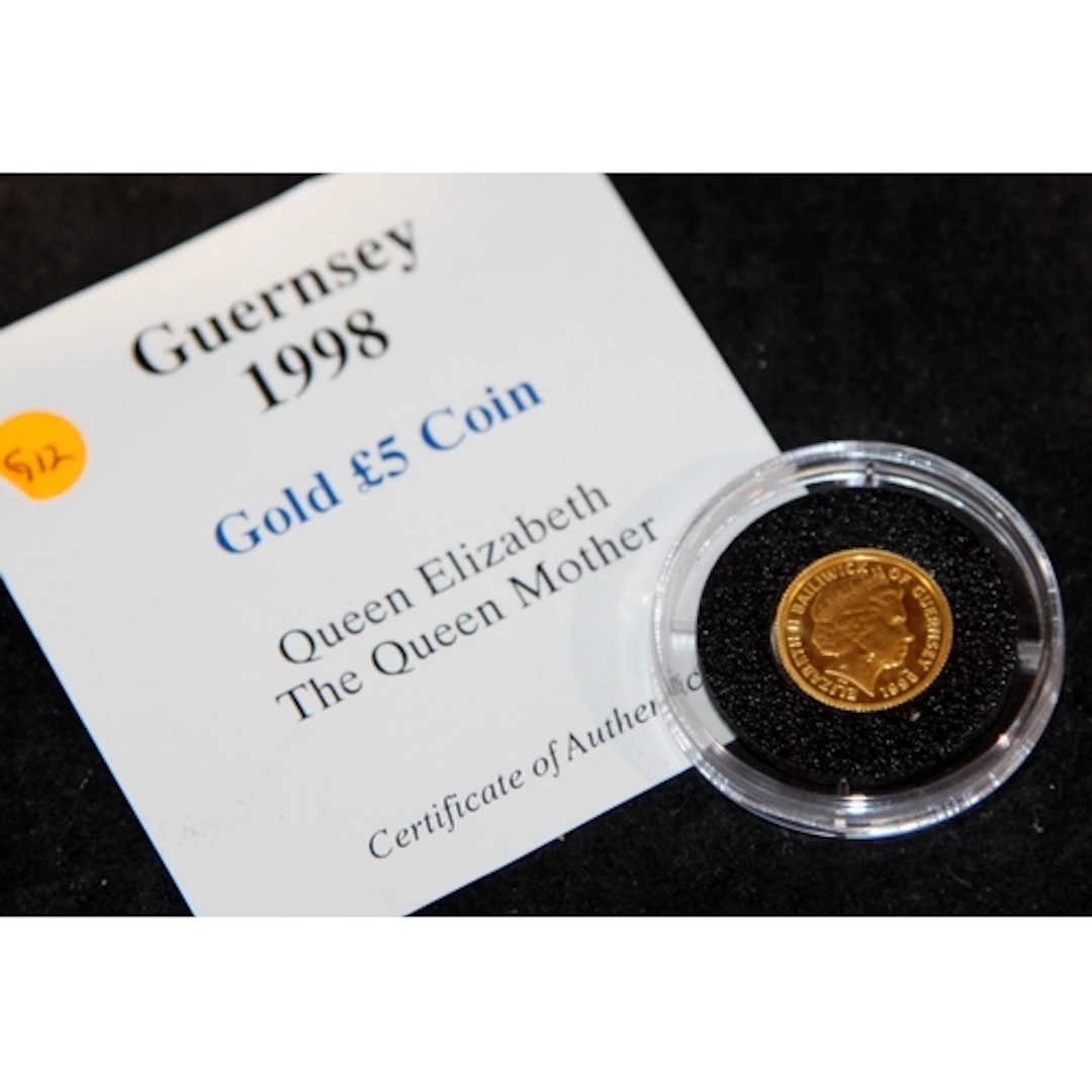 24ct gold 1998 Guernsey £5 coin. 1.2g, encapsulated with cer...
