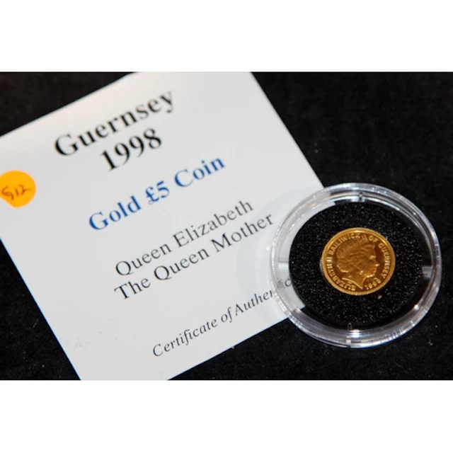 24ct gold 1998 Guernsey £5 coin. 1.2g, encapsulated with cer...