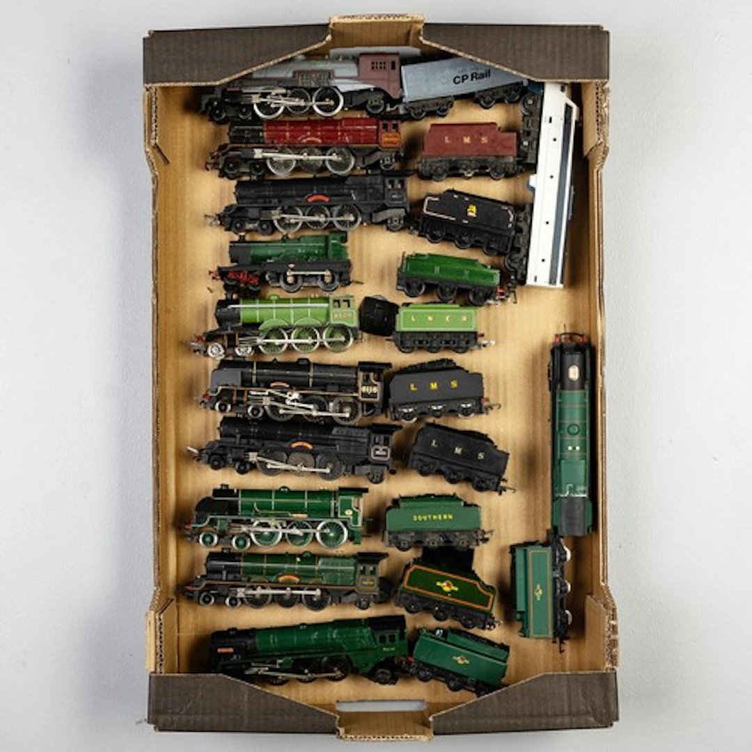 Fruit tray containing 00 gauge loco's and tenders to include...