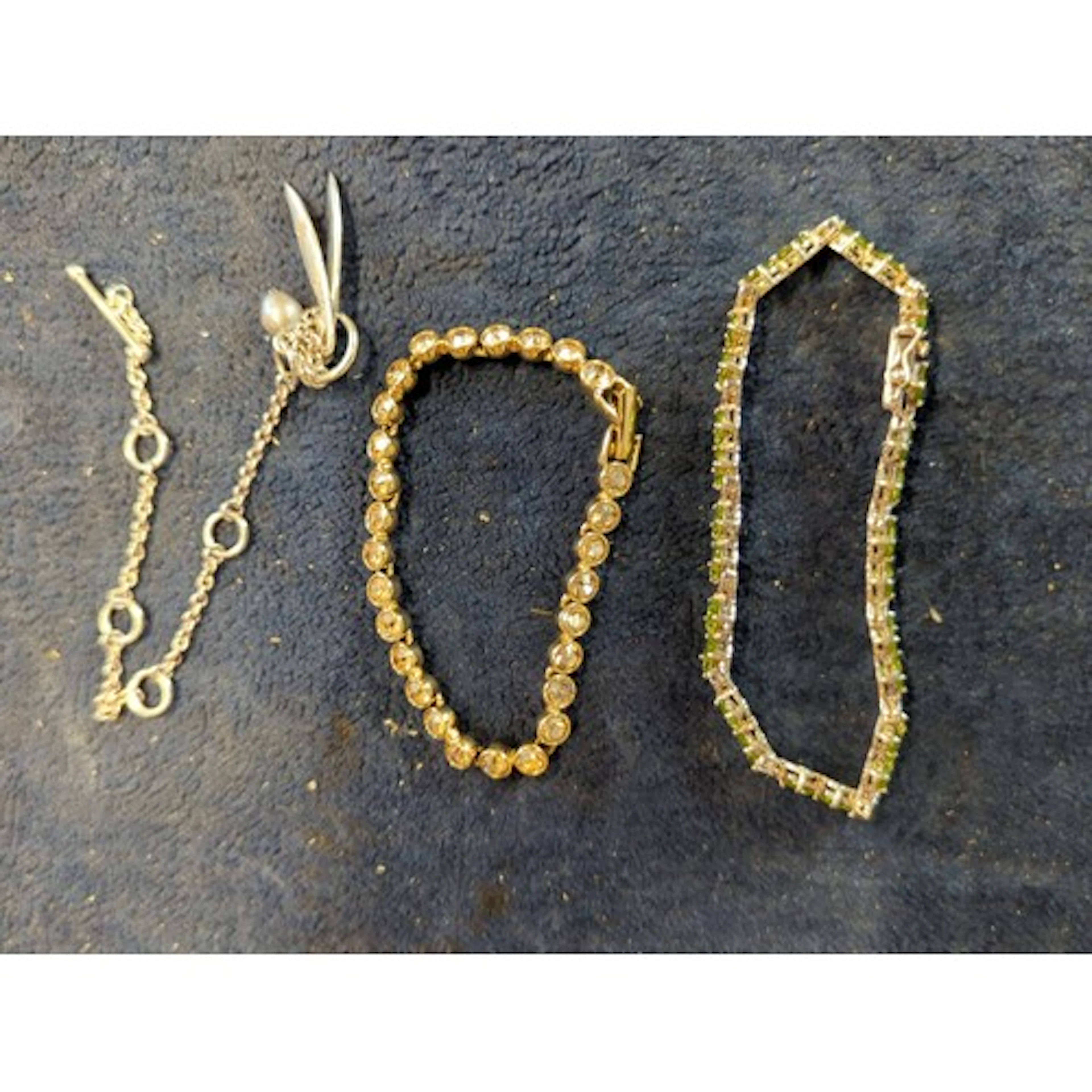 A group of costume jewellery including a silver-tone chain b...