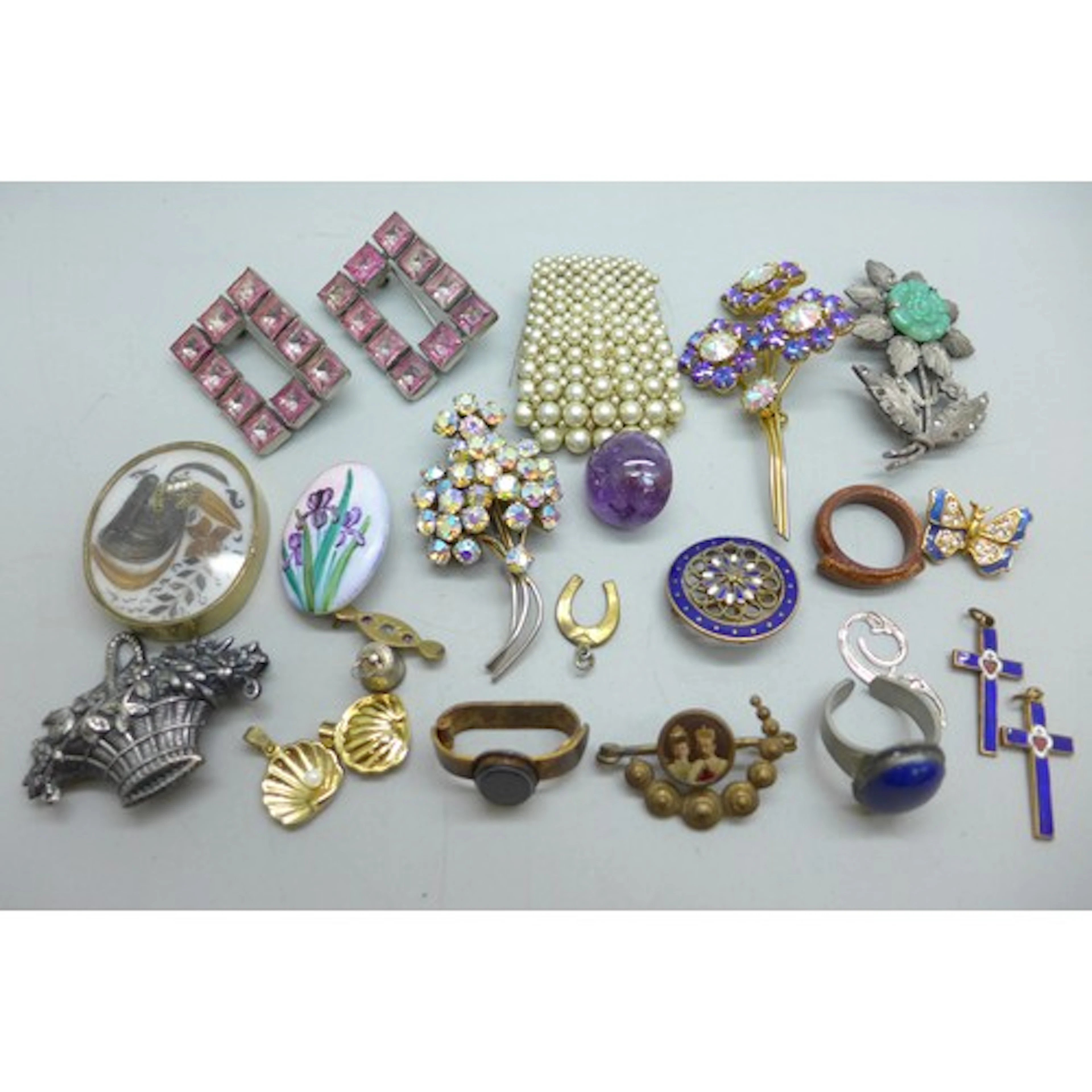 Vintage costume jewellery including Victorian hair work broo...