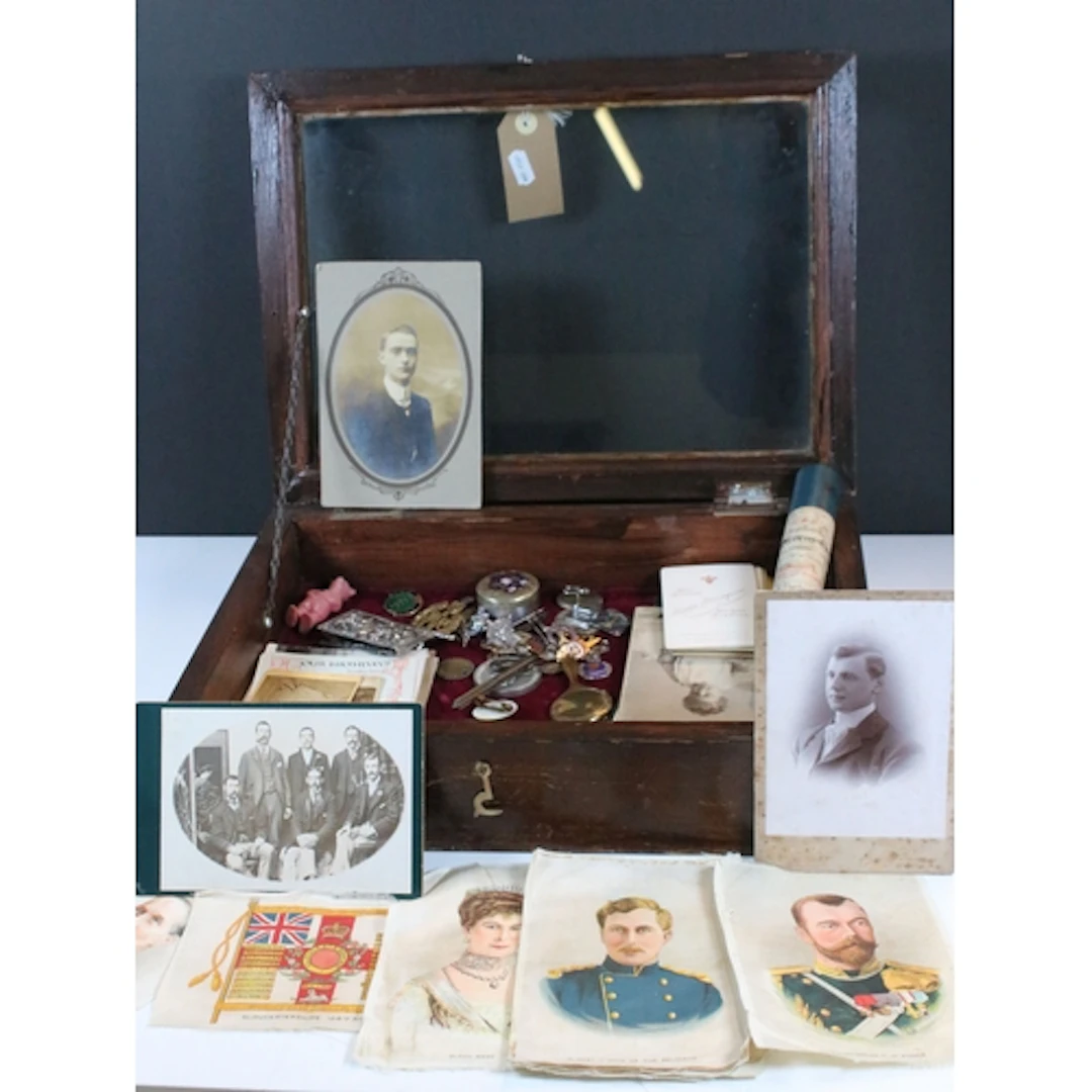Collection of mixed collectables to include mixed badges inc...