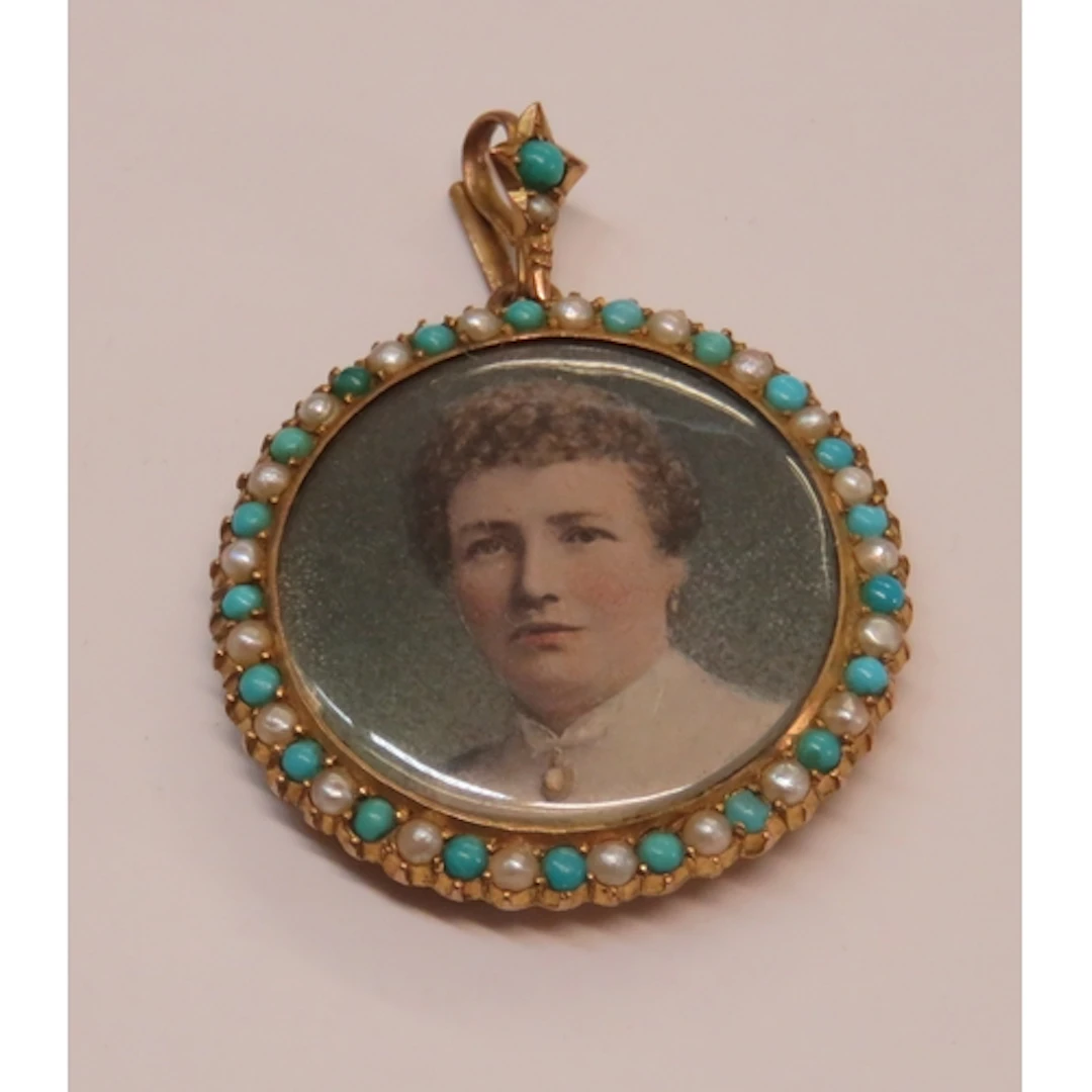 Late 19th / early 20th Century unmarked yellow metal photo l...