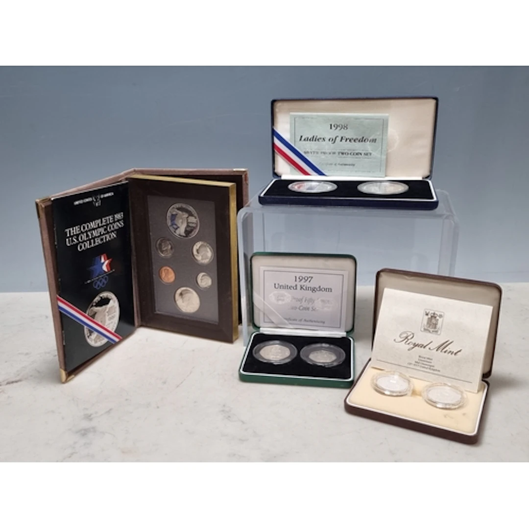 Royal Mint silver 1989 Piedfort Two Pound Coin pair, and a 1...
