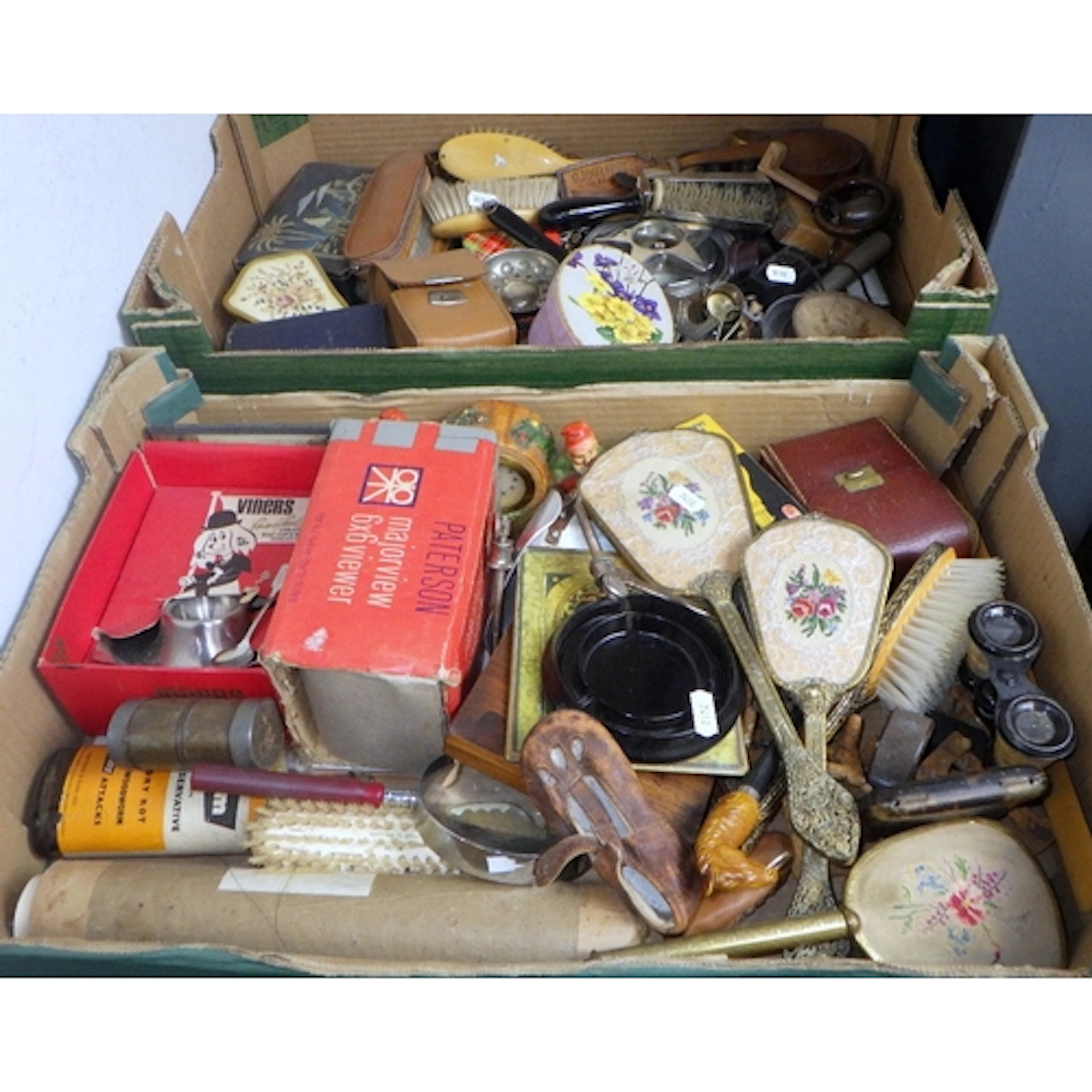 A qty of collectables to inc vanity brushes etc (2)