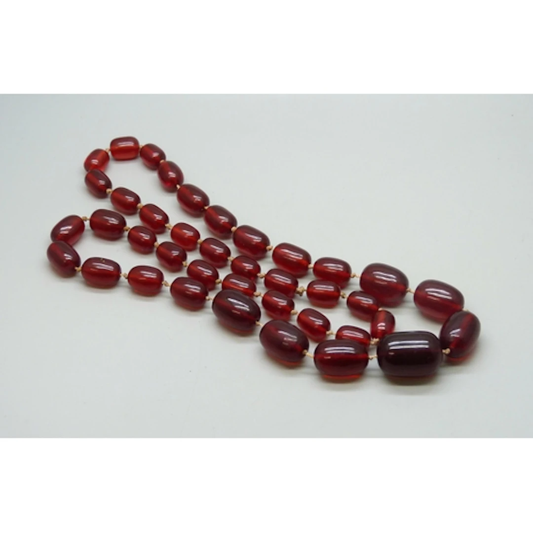 A cherry coloured bead necklace, 81g
