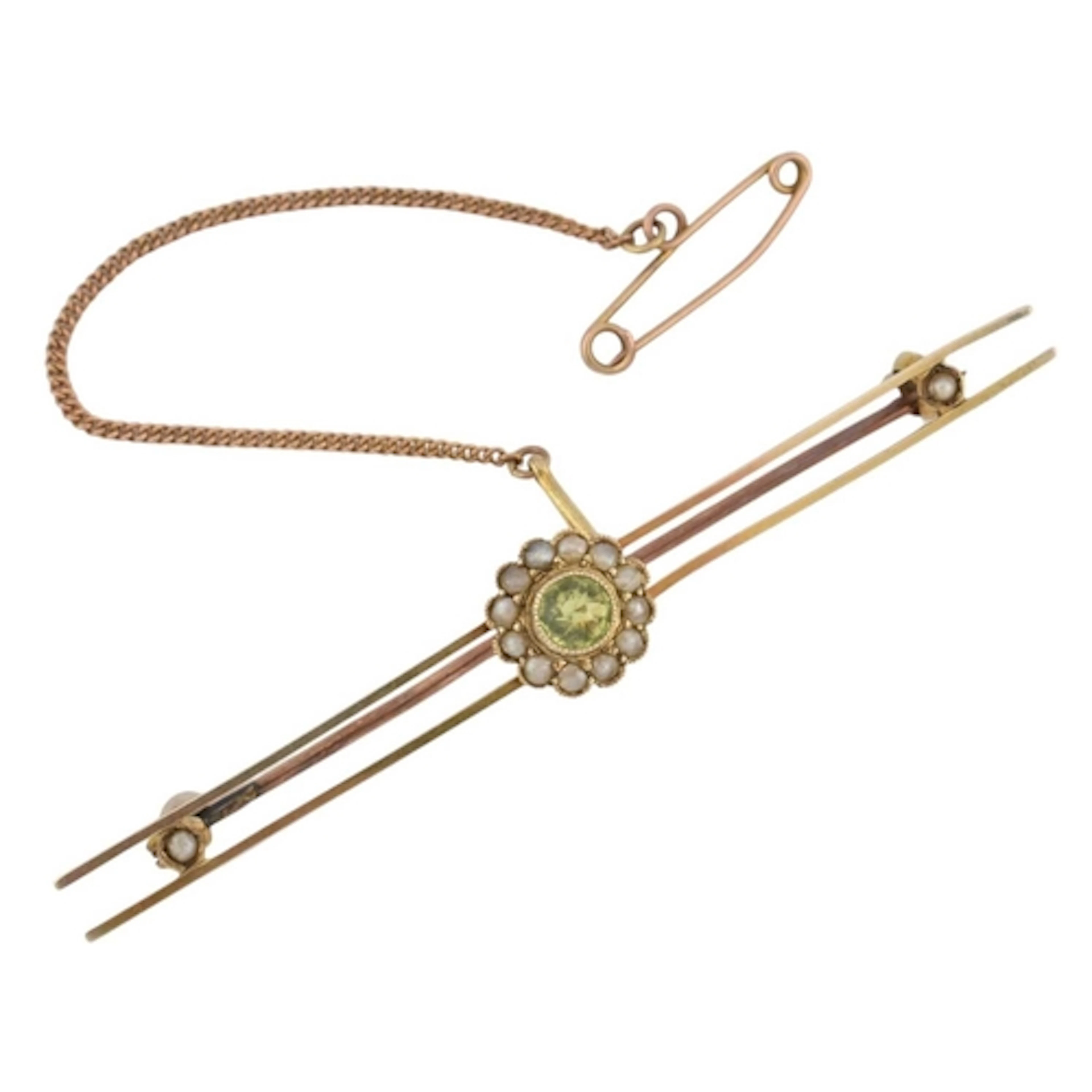 An early 20th century 9ct gold peridot and pearl cluster kni...