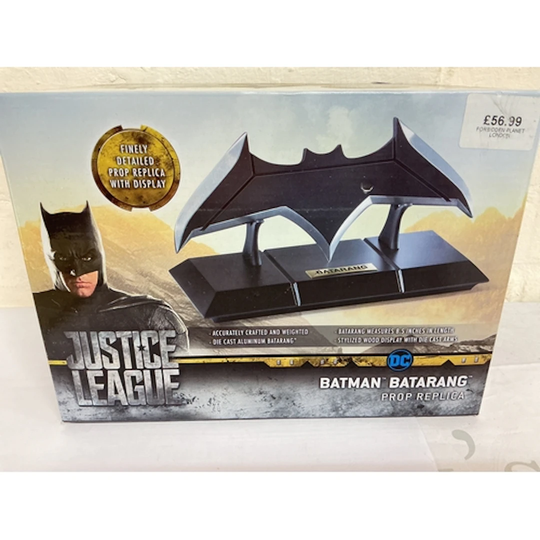 A Boxed Noble Collection Justice League Batman Baterang. Pro...