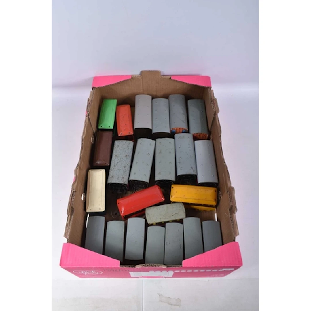 A QUANTITY OF UNBOXED HORNBY O GAUGE FOUR WHEEL COACHING STO...