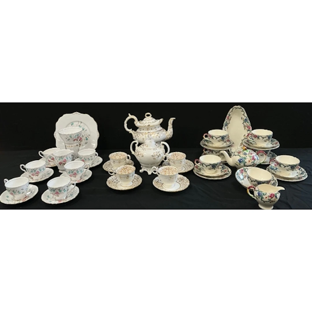 A royal cauldron Victoria pattern tea set to include six tea...