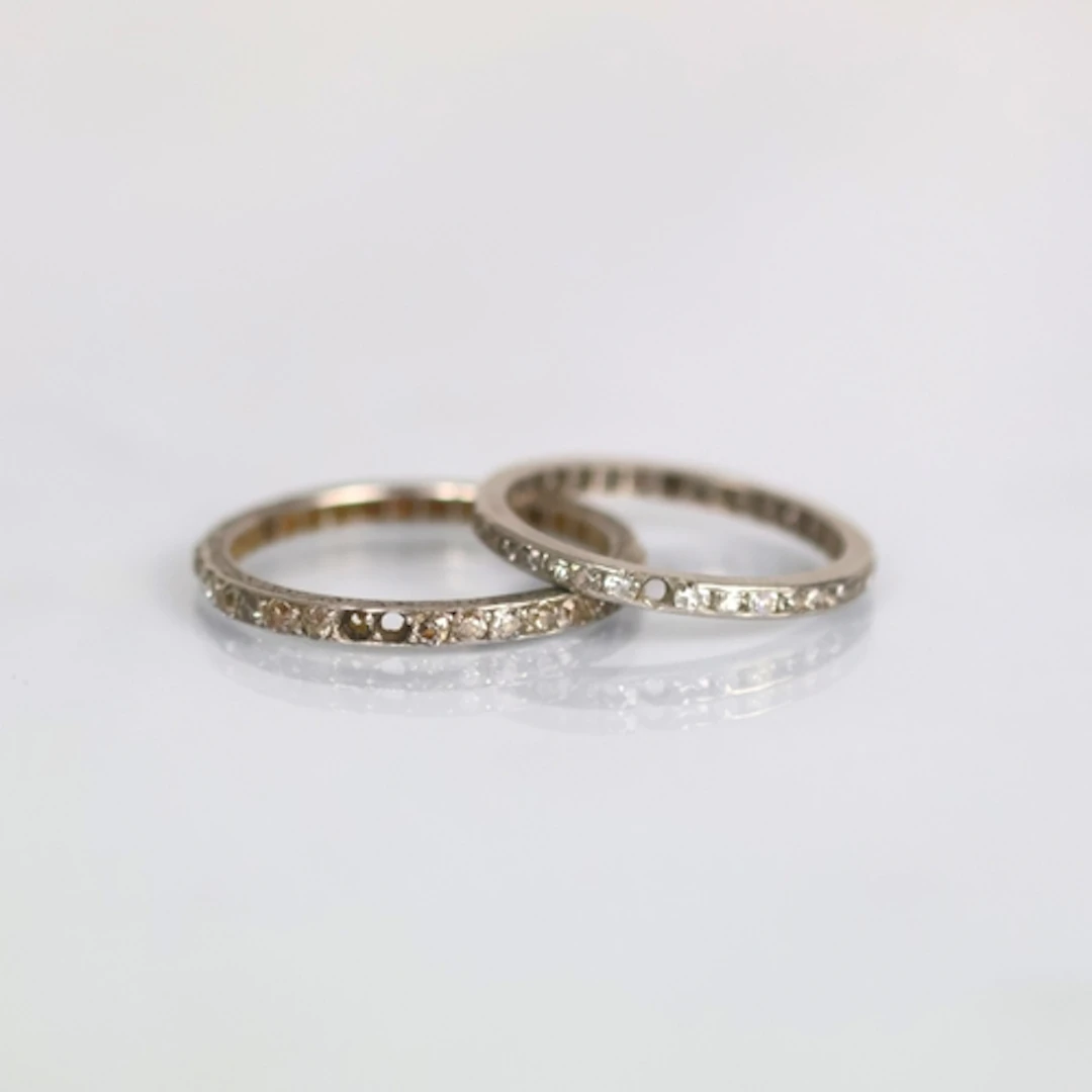 An Art Deco diamond full eternity ring, set with mixed cut d...