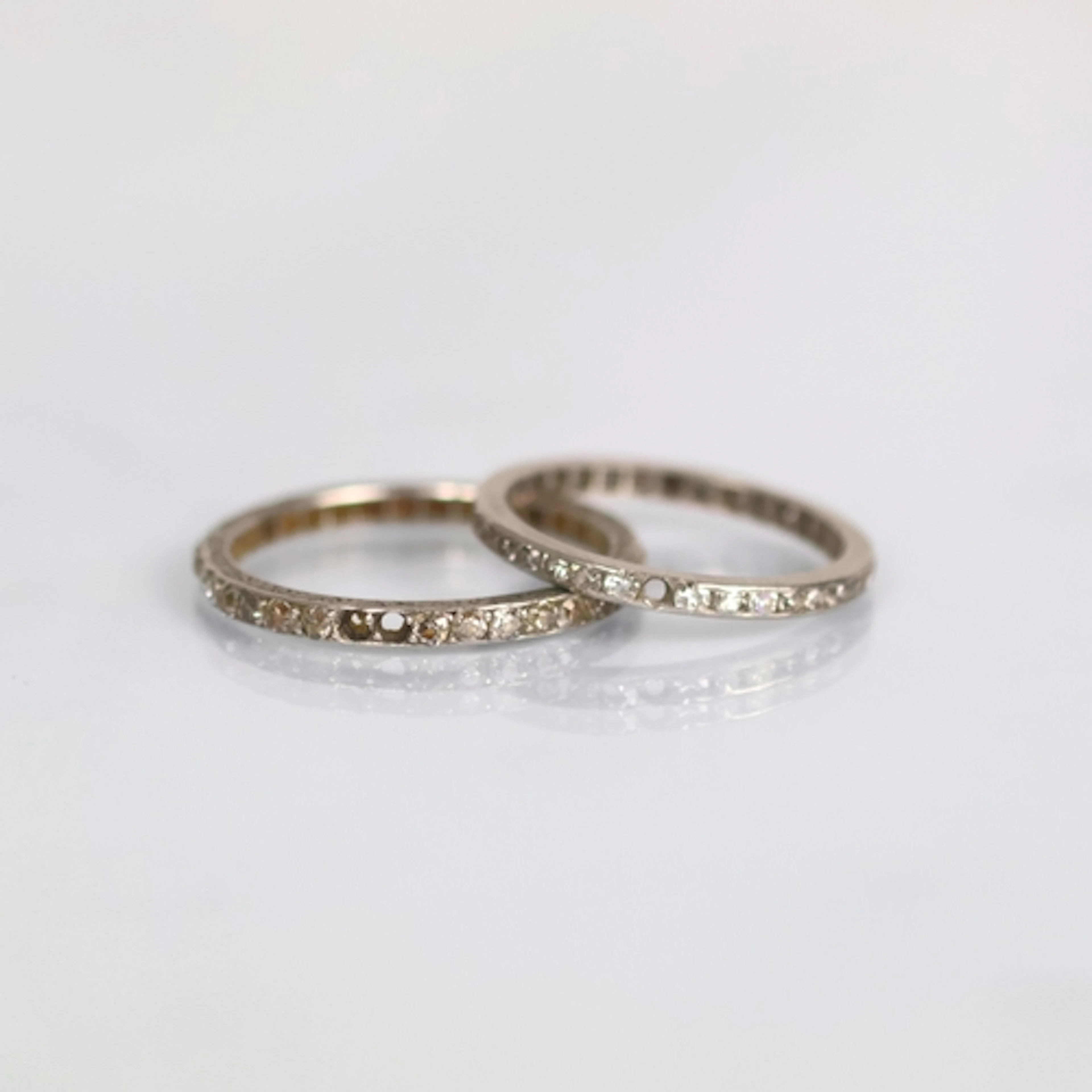 An Art Deco diamond full eternity ring, set with mixed cut d...