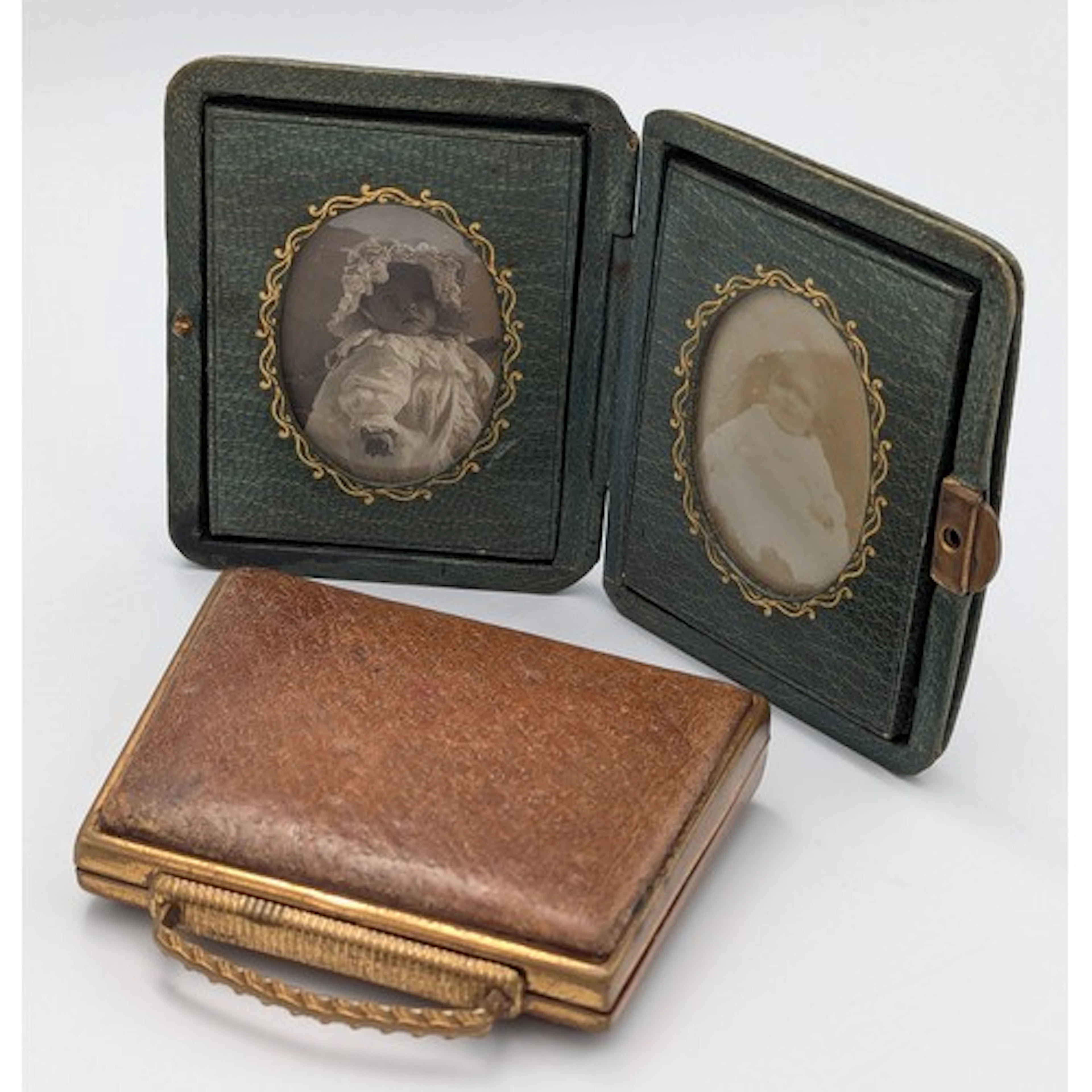 Cosmetics - A leather compact, as a handbag, with yellow met...