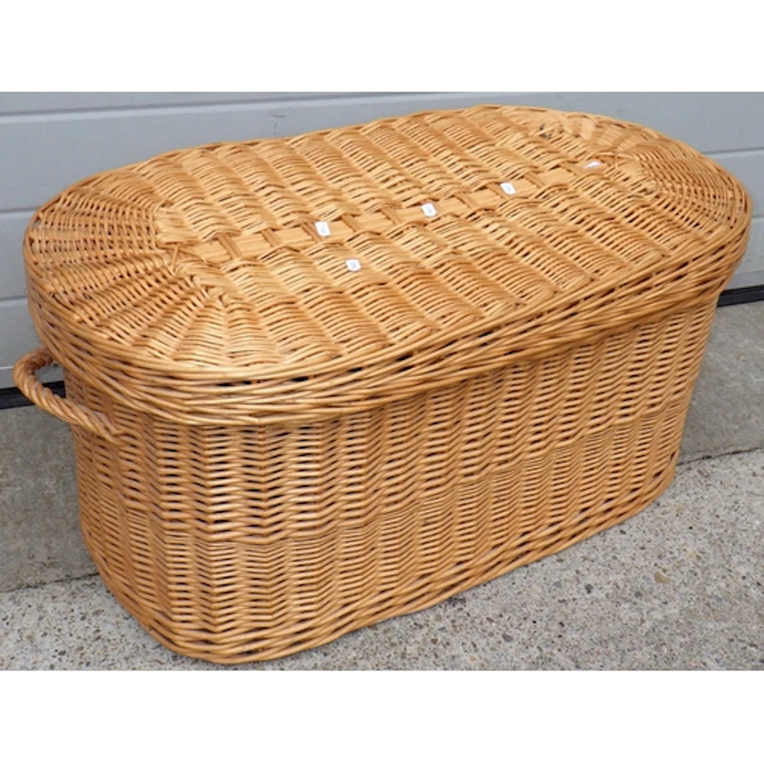 A basket with hinged lid together with some plastic baskets,...