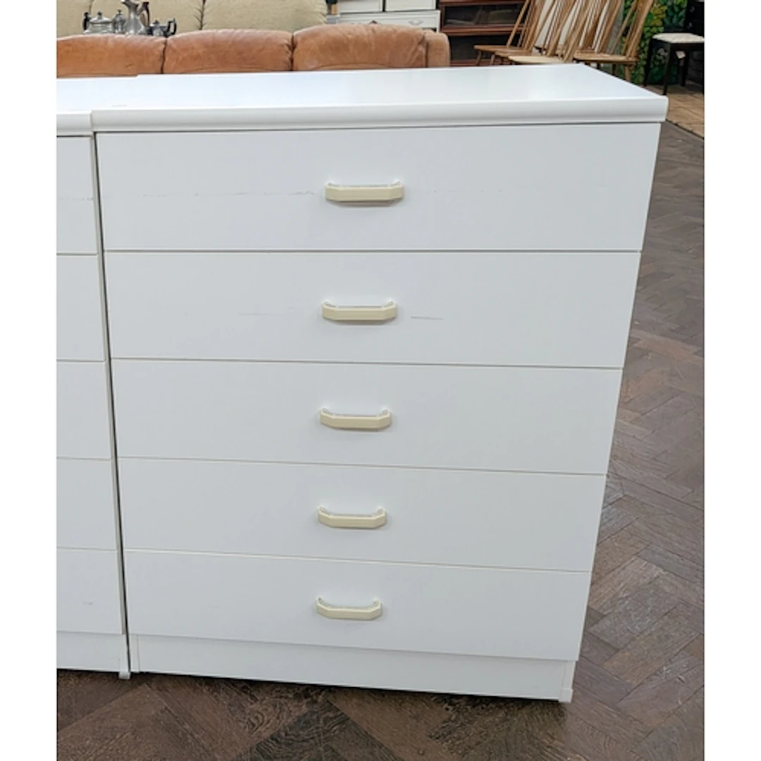 A modern white chest of five long drawers, 2'6 wide