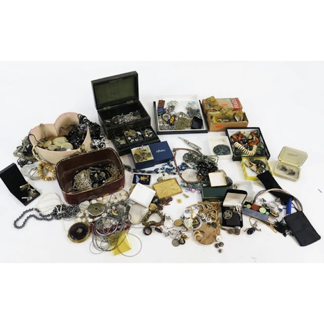 Assorted costume and silver jewellery including Art Deco bea...