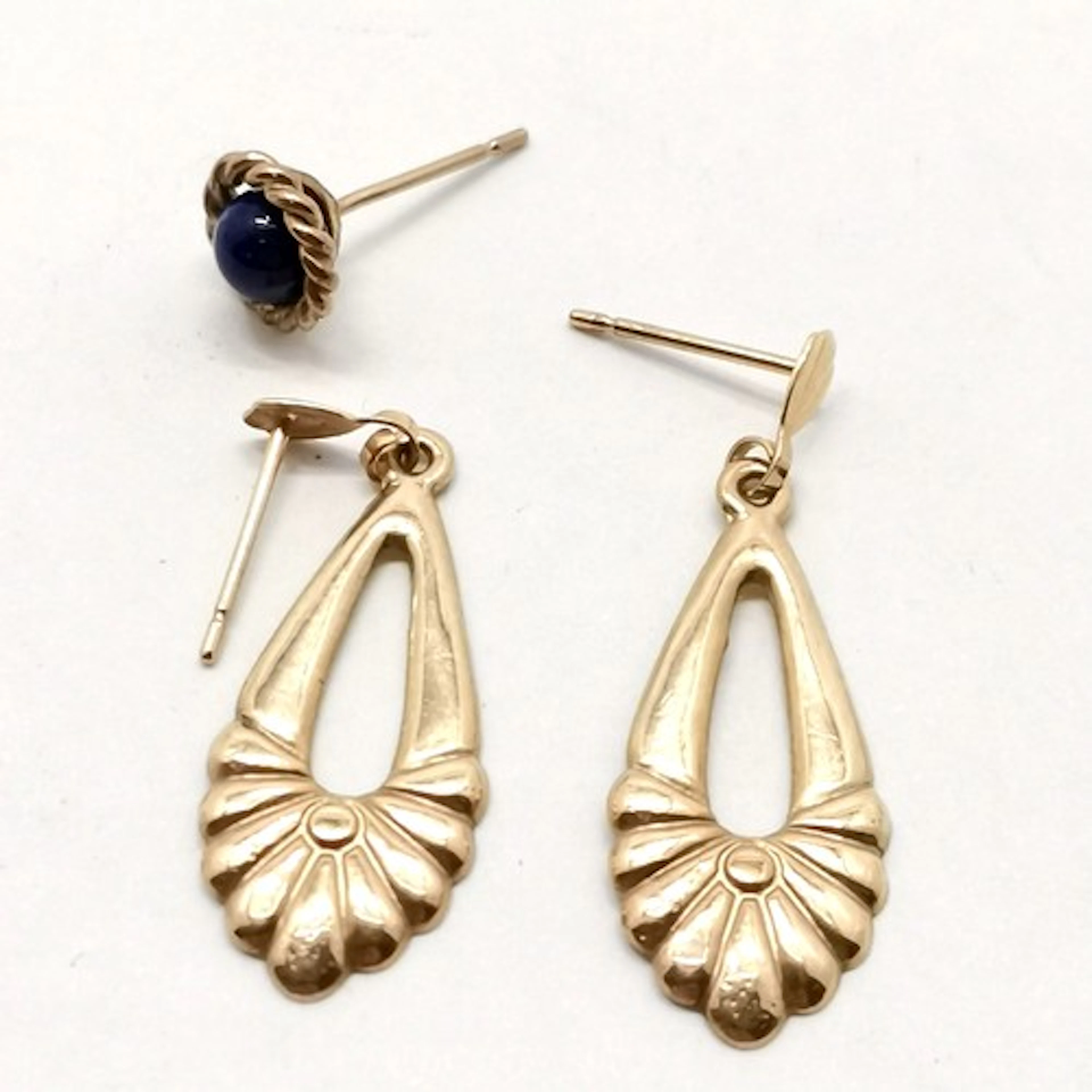 Unmarked (touch tests as) gold earrings - 2.5cm t/w 1 odd ea...