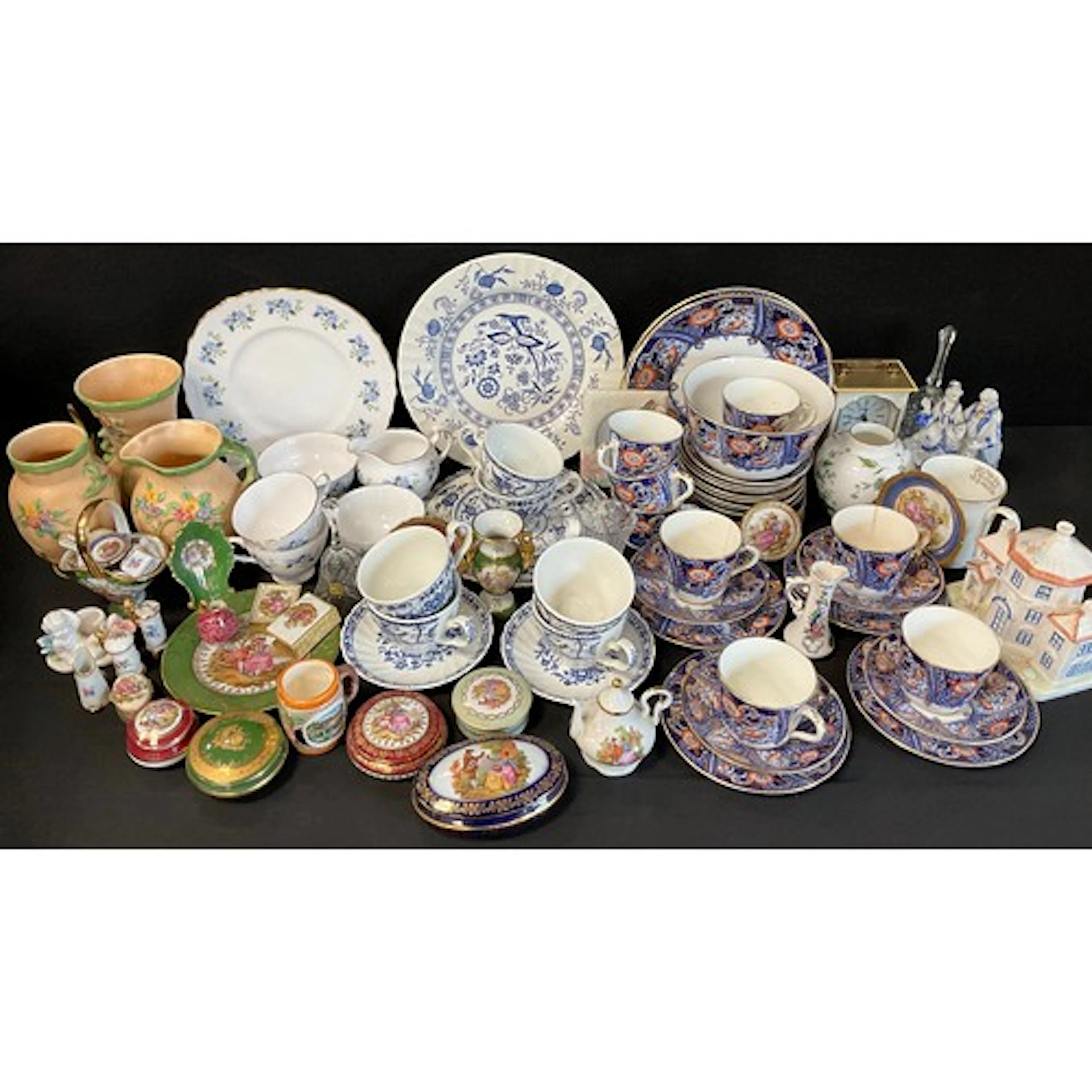 Ceramics - an Imari style pallette tea service, red flowers ...