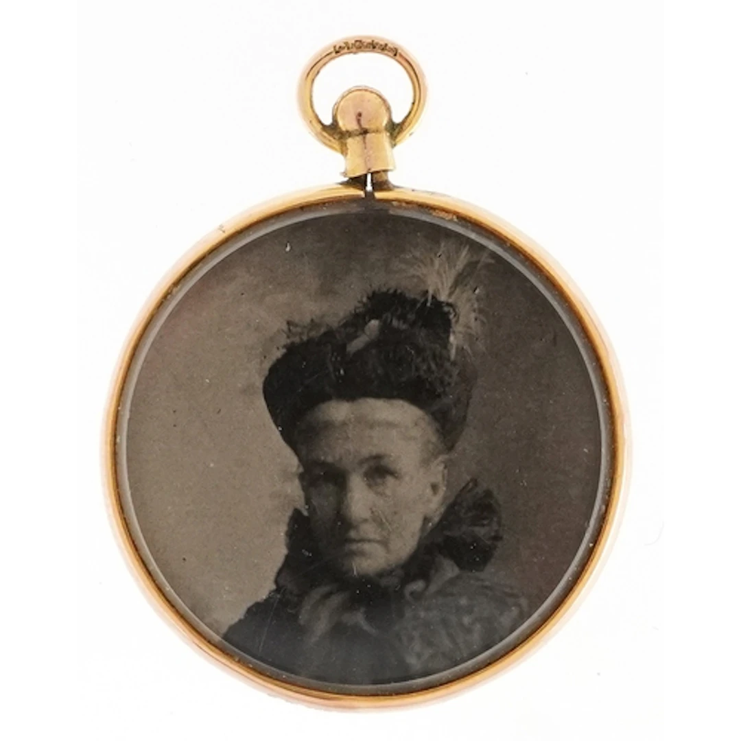 Edwardian 9ct gold locket, Birmingham 1905, 3.1cm high, 4.6g...