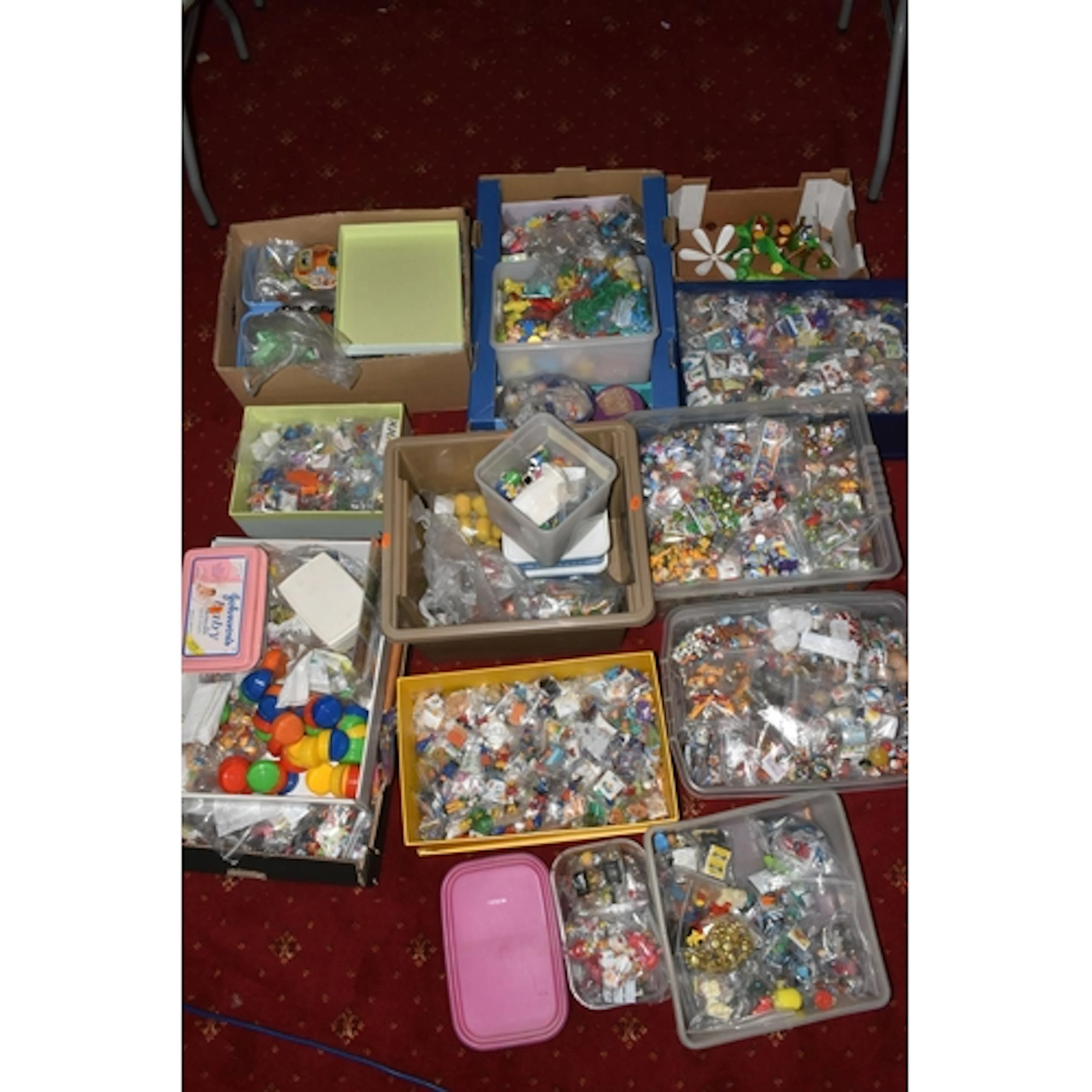 A LARGE QUANTITY OF FERRERO KINDER AND NESTLE MAGIC BALL TOY...