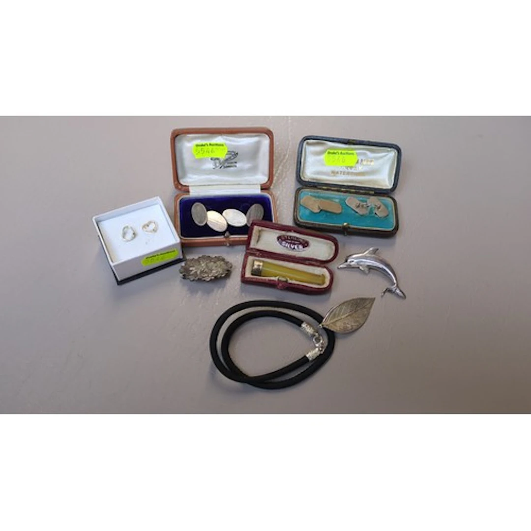 A collection of jewellery and accessories including cased cu...