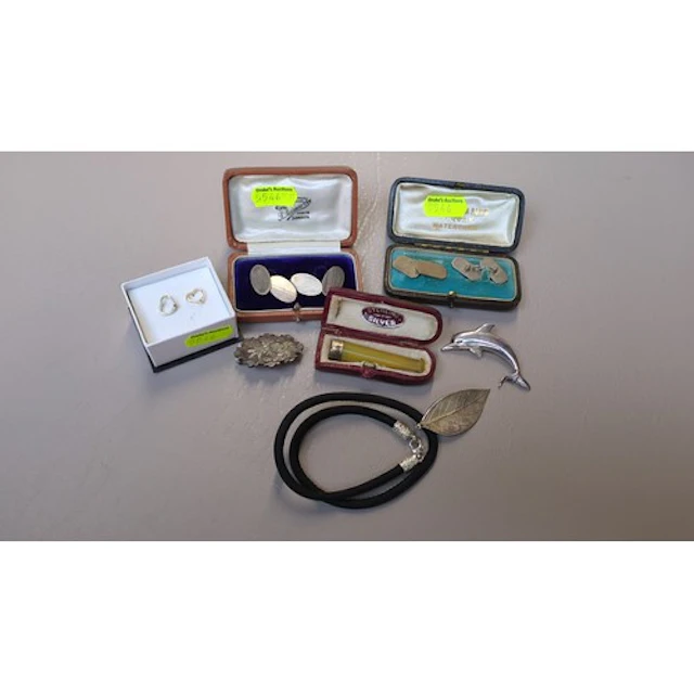 A collection of jewellery and accessories including cased cu...