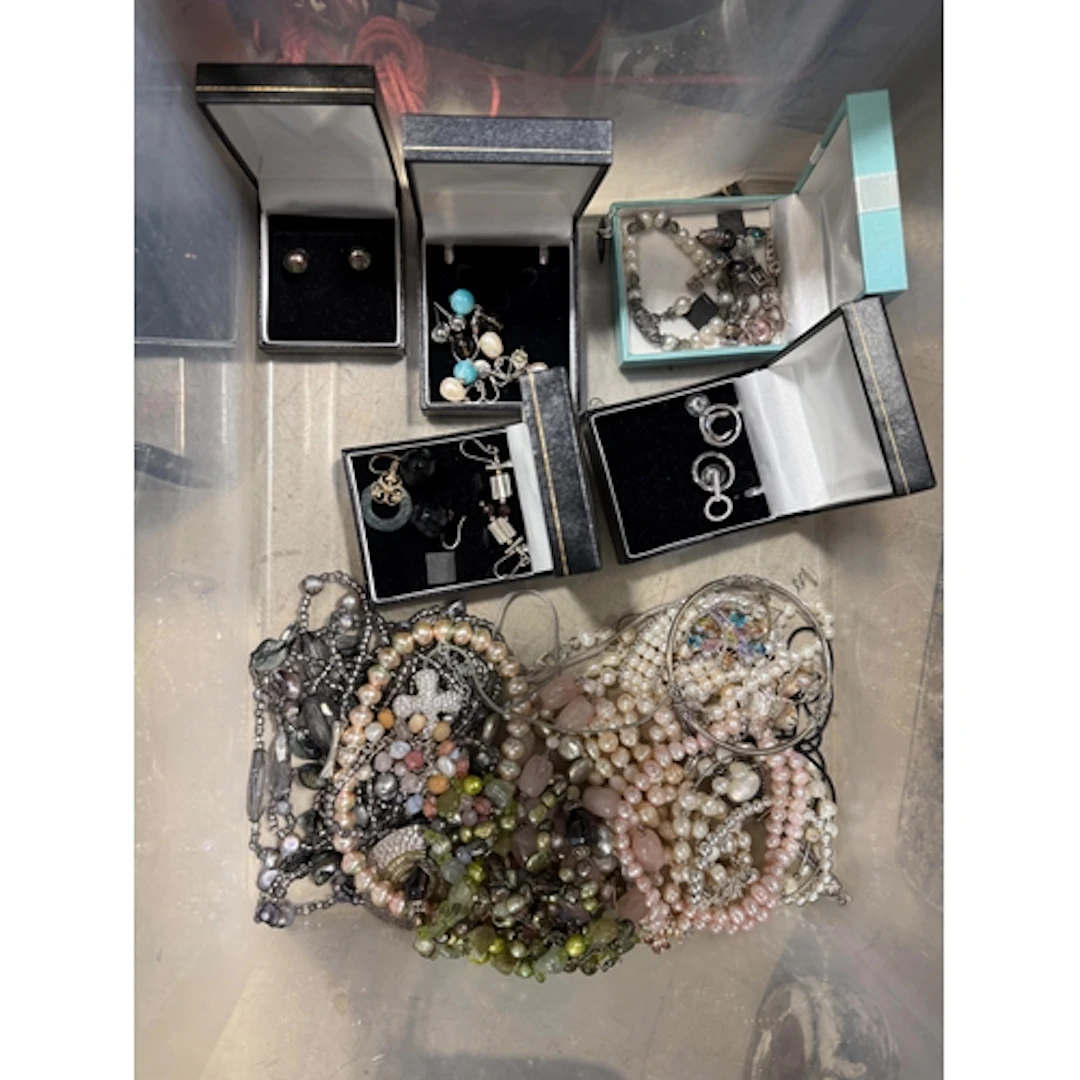 A LARGE COLLECTION OF MODERN SILVER, BAROQUE AND CULTURED PE...