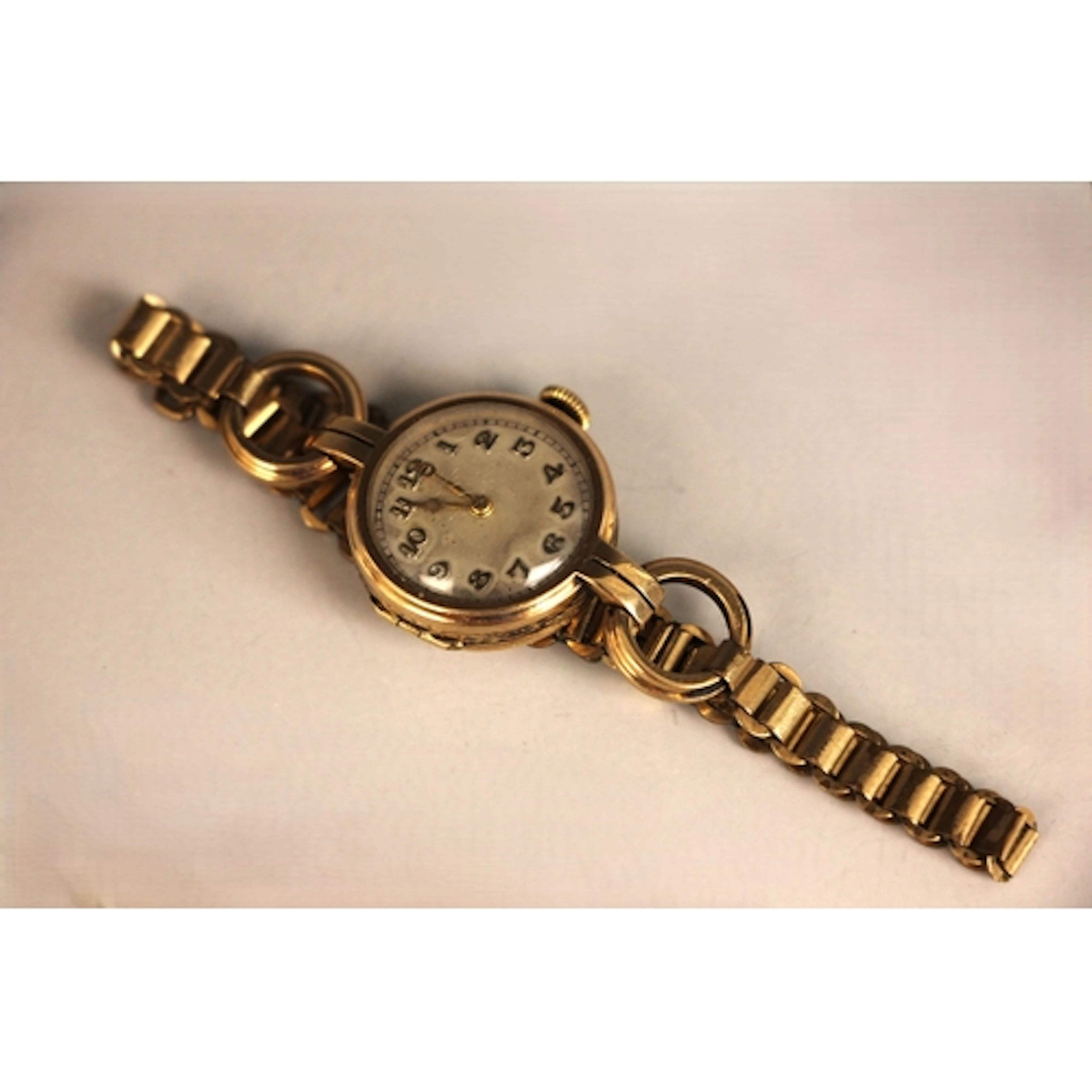 A 9ct gold lady's watch, the circular dial with gold coloure...