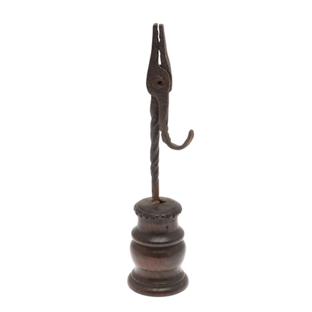 AN 18TH CENTURY WROUGHT IRON NIP RUSHLIGHT. with wrythen ste...