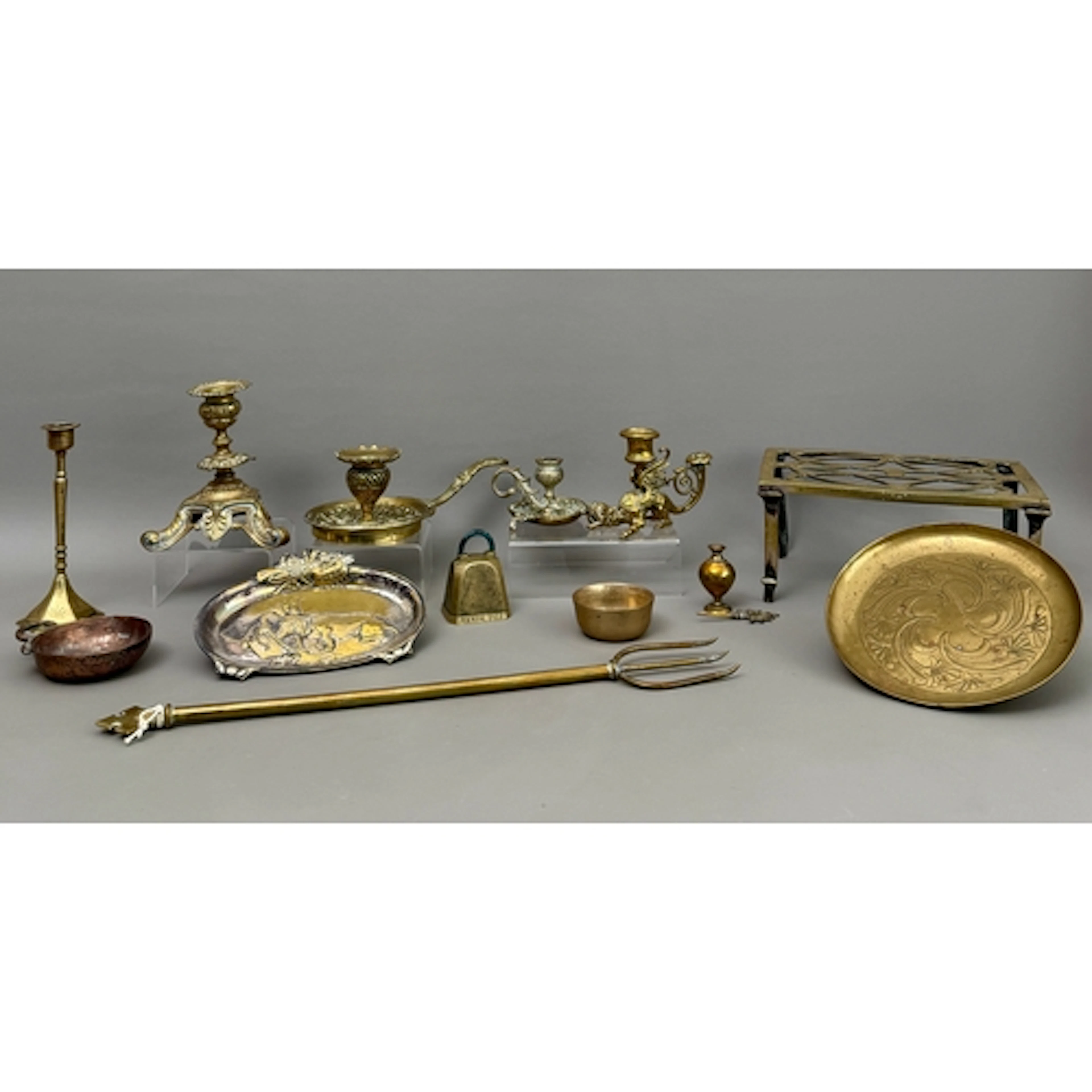 A collection of antique and vintage brassware - to include a...