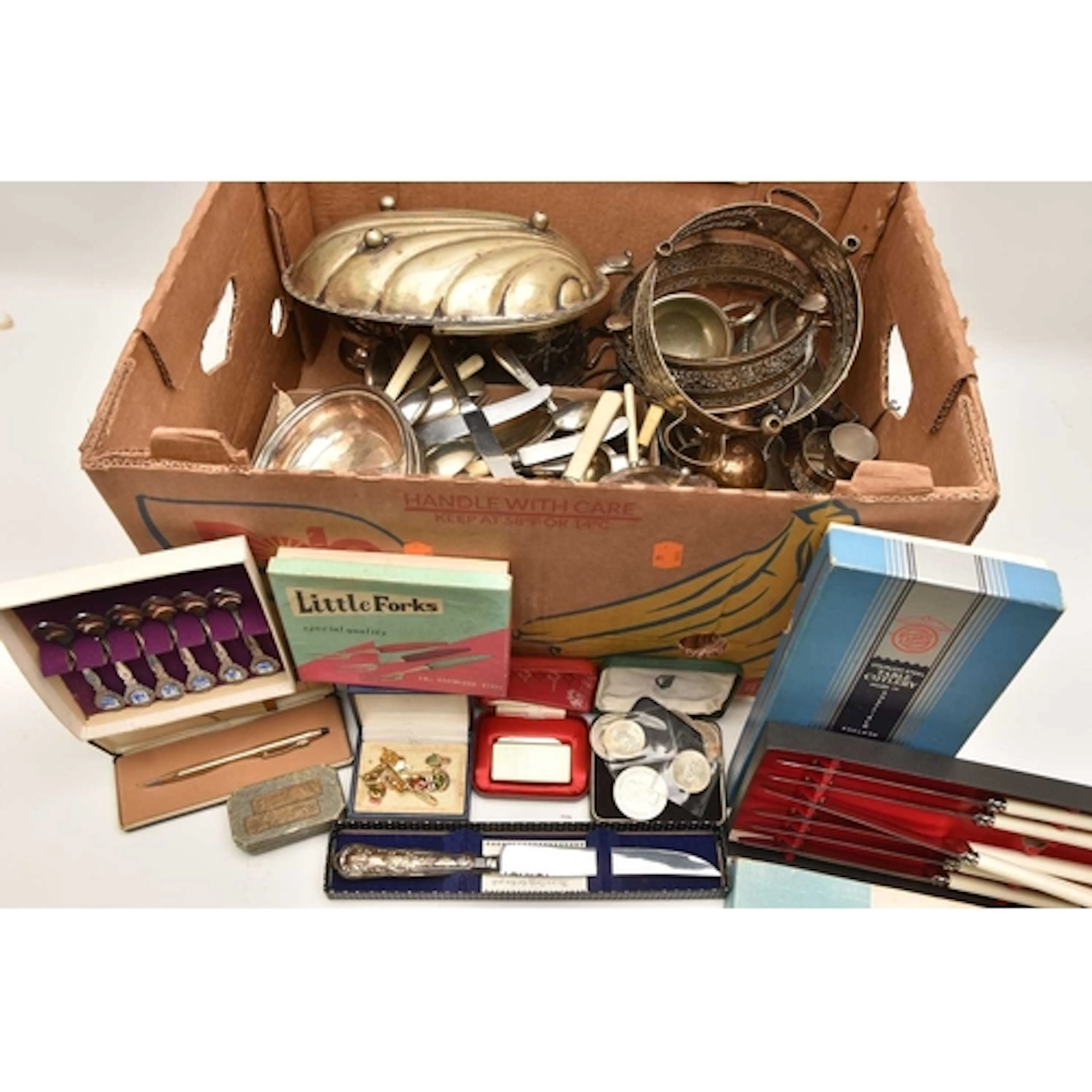 A BOX OF ASSORTED WHITE METAL WARE AND ITEMS, to include tra...