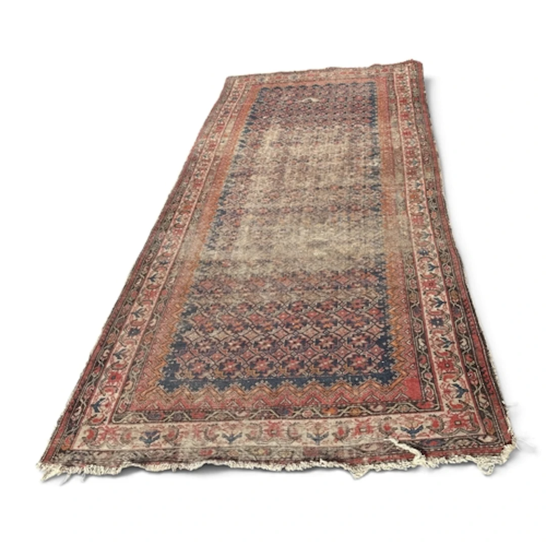 A LARGE ANTIQUE PERSIAN CARPET 325cm x 147cm