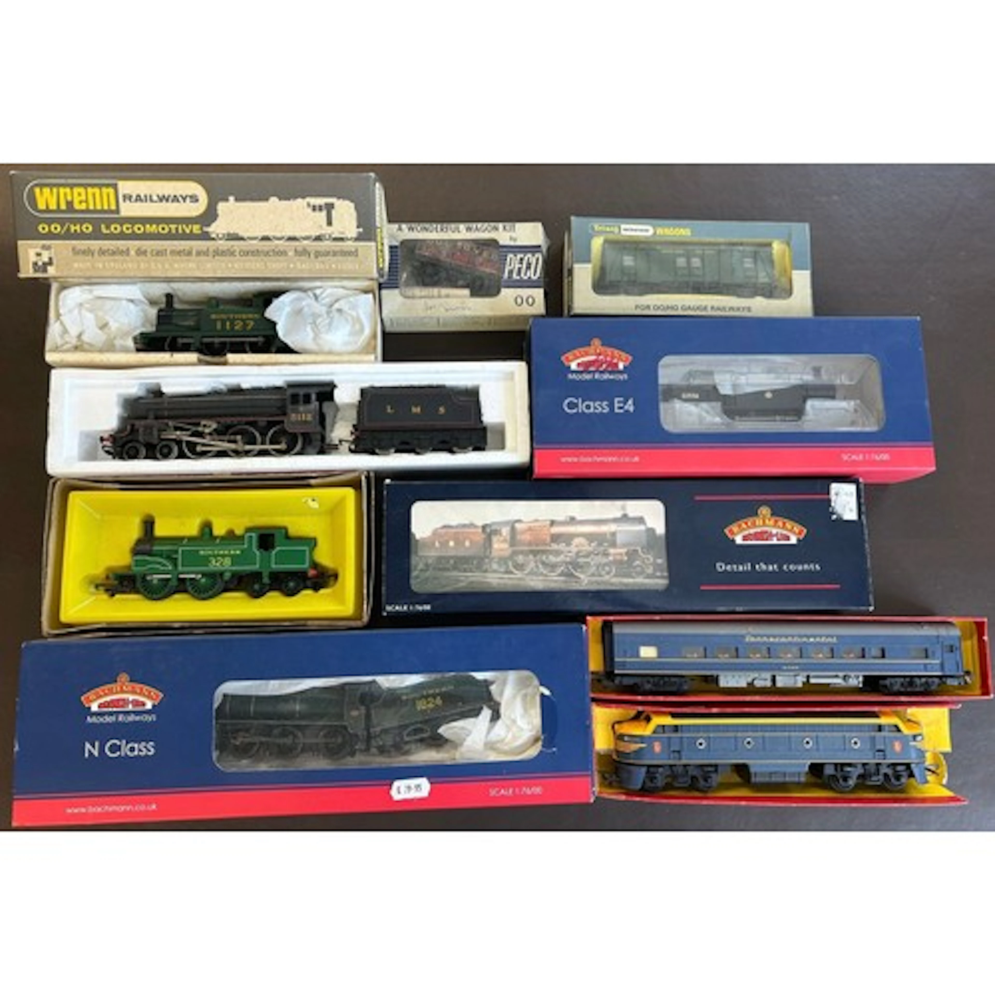 A good quantity of OO Railway. Including locomotives and rol...