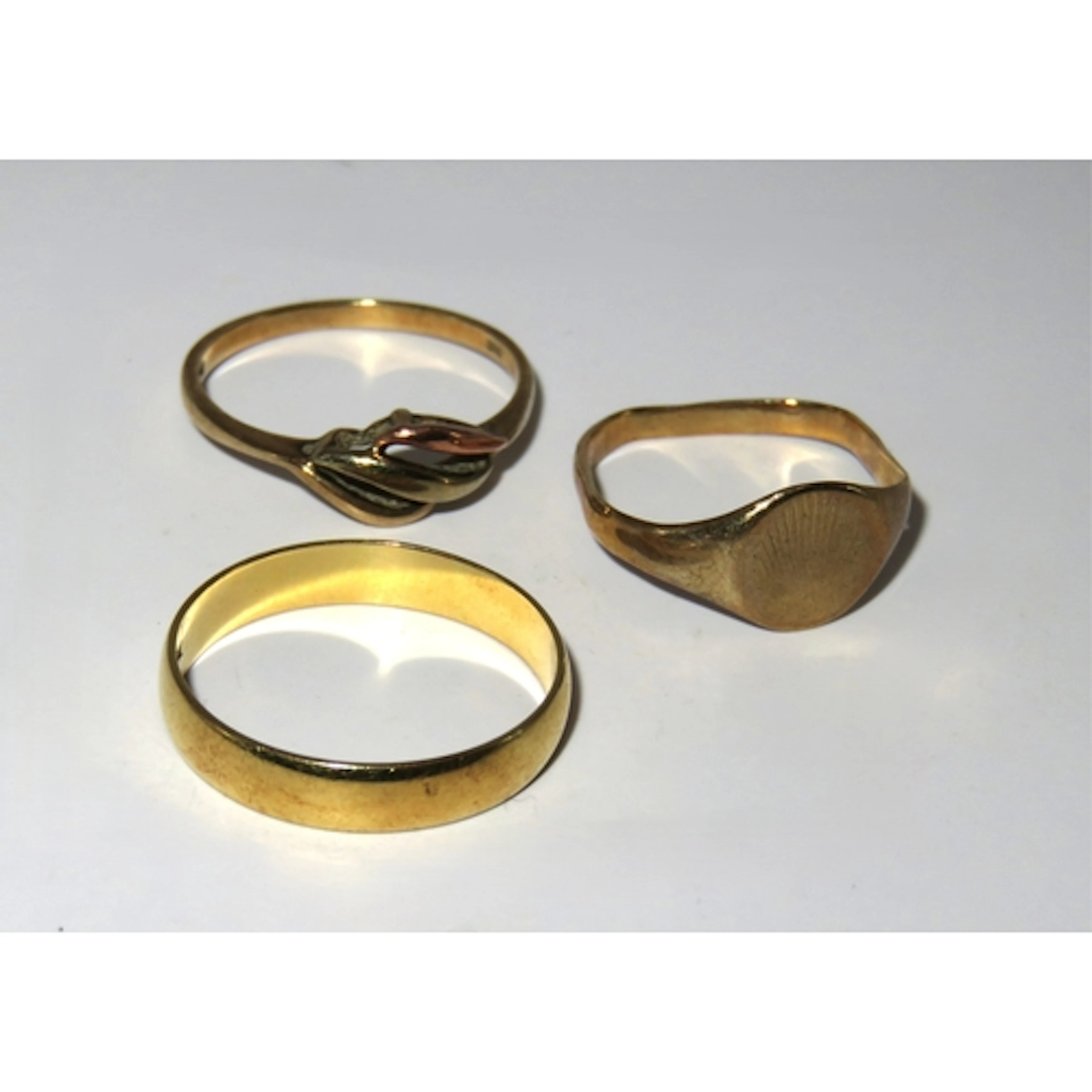 18ct Gold wedding band, 2.8g, together with two 9ct gold rin...