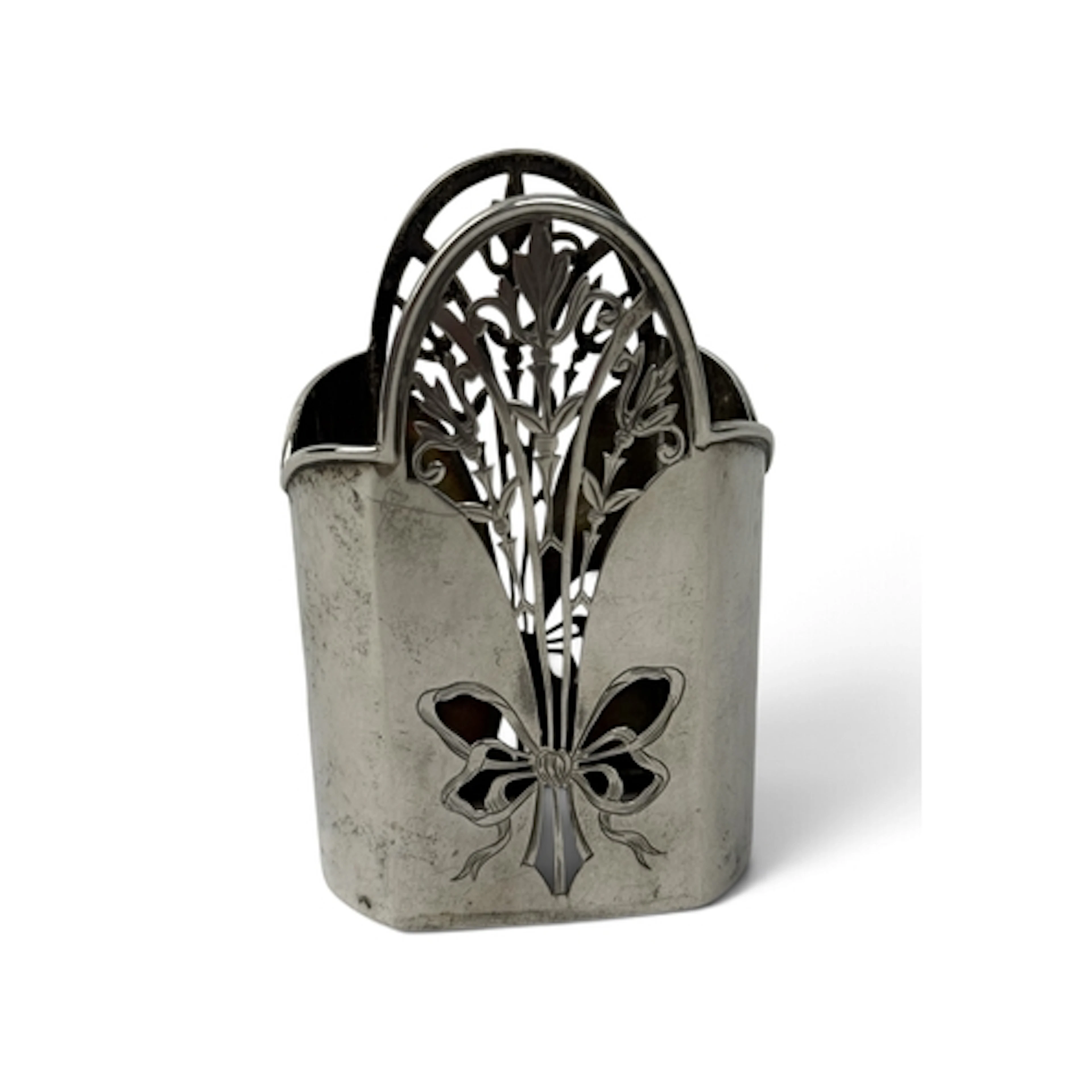 A MAPPIN AND WEBB STERLING SILVER HOLDER Weight: 59gms...