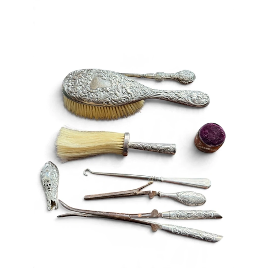 A GROUP OF SILVER VANITY ITEMS TO INCLUDE BRUSHES, PIN CUSHI...