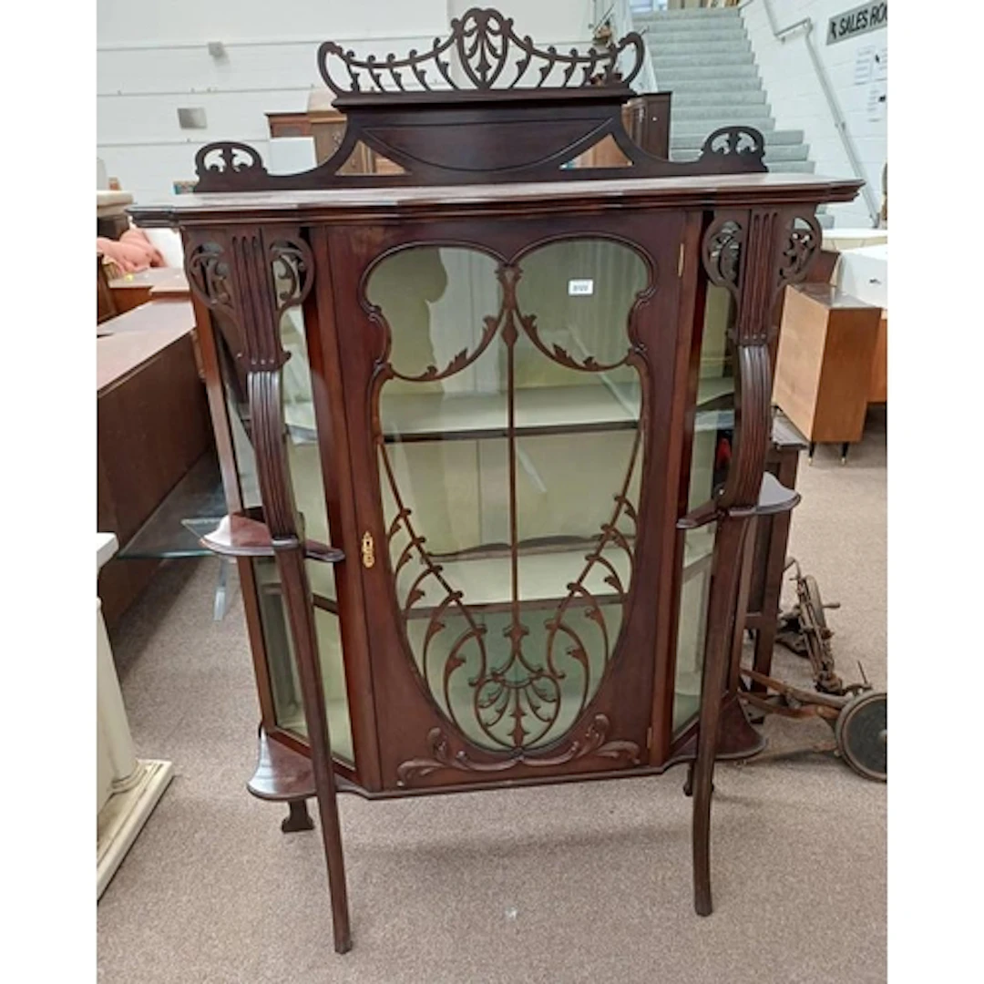 20TH CENTURY MAHOGANY DISPLAY CABINET WITH CENTRAL GLAZED DO...