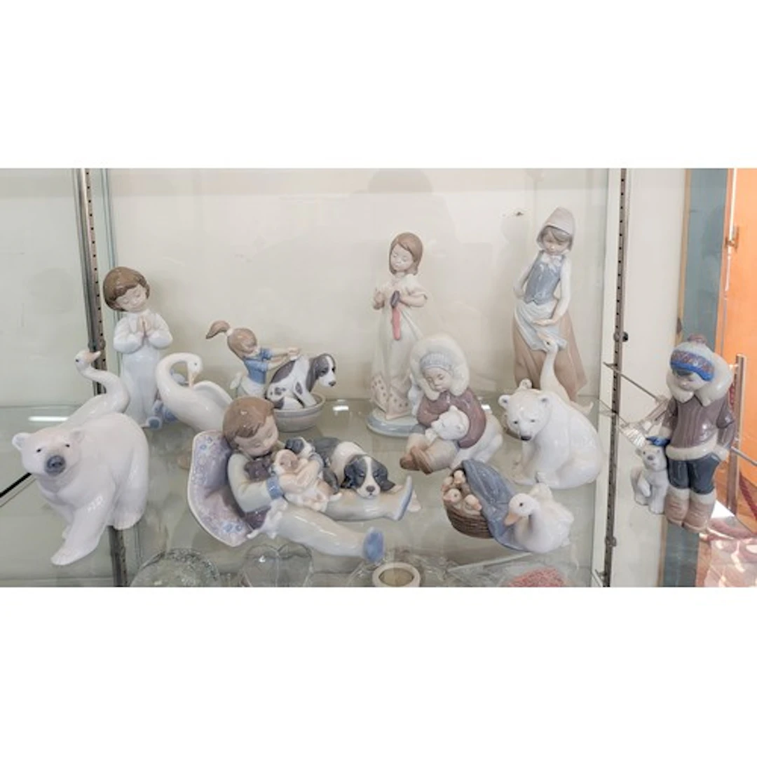 Twelve LLadro and other figurines