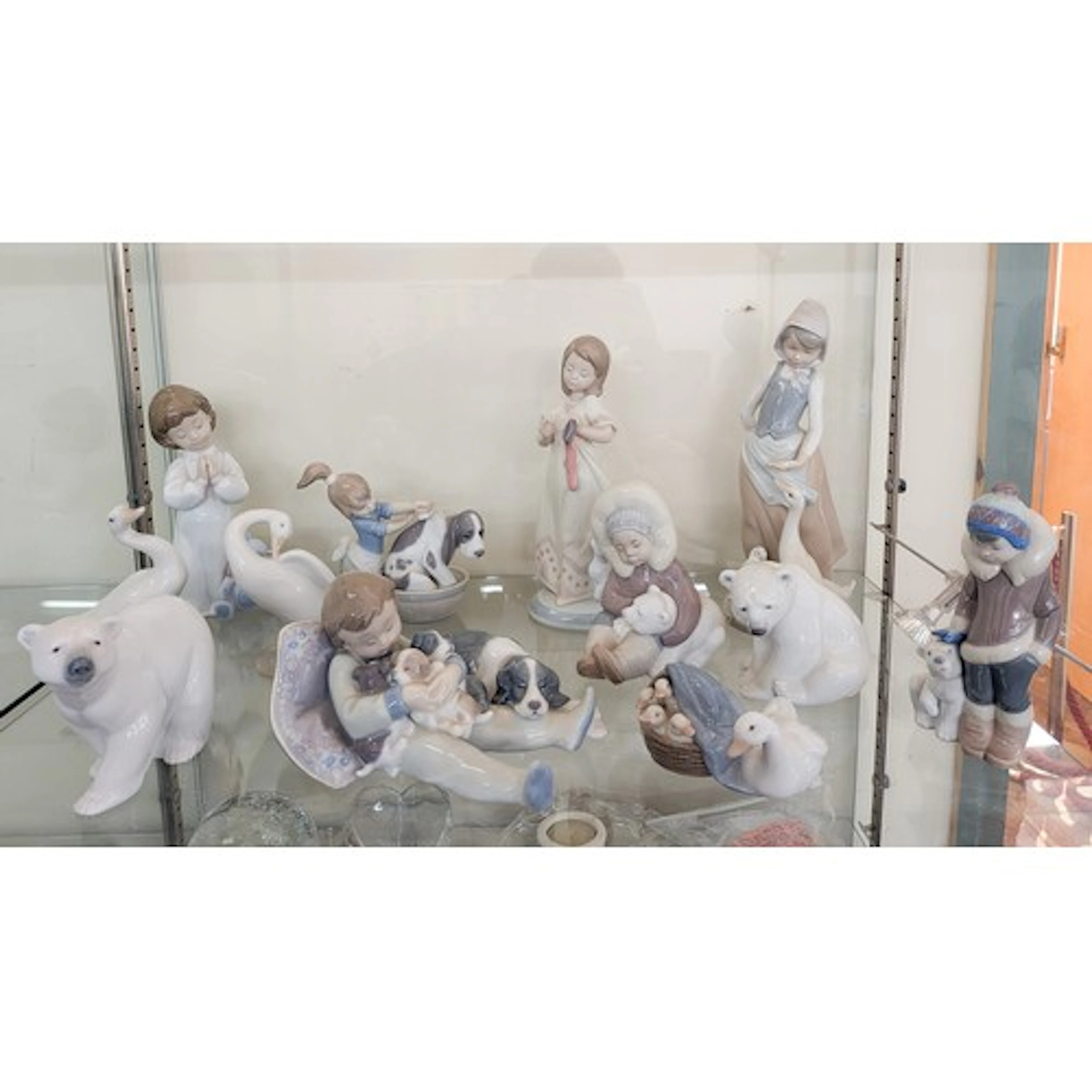 Twelve LLadro and other figurines