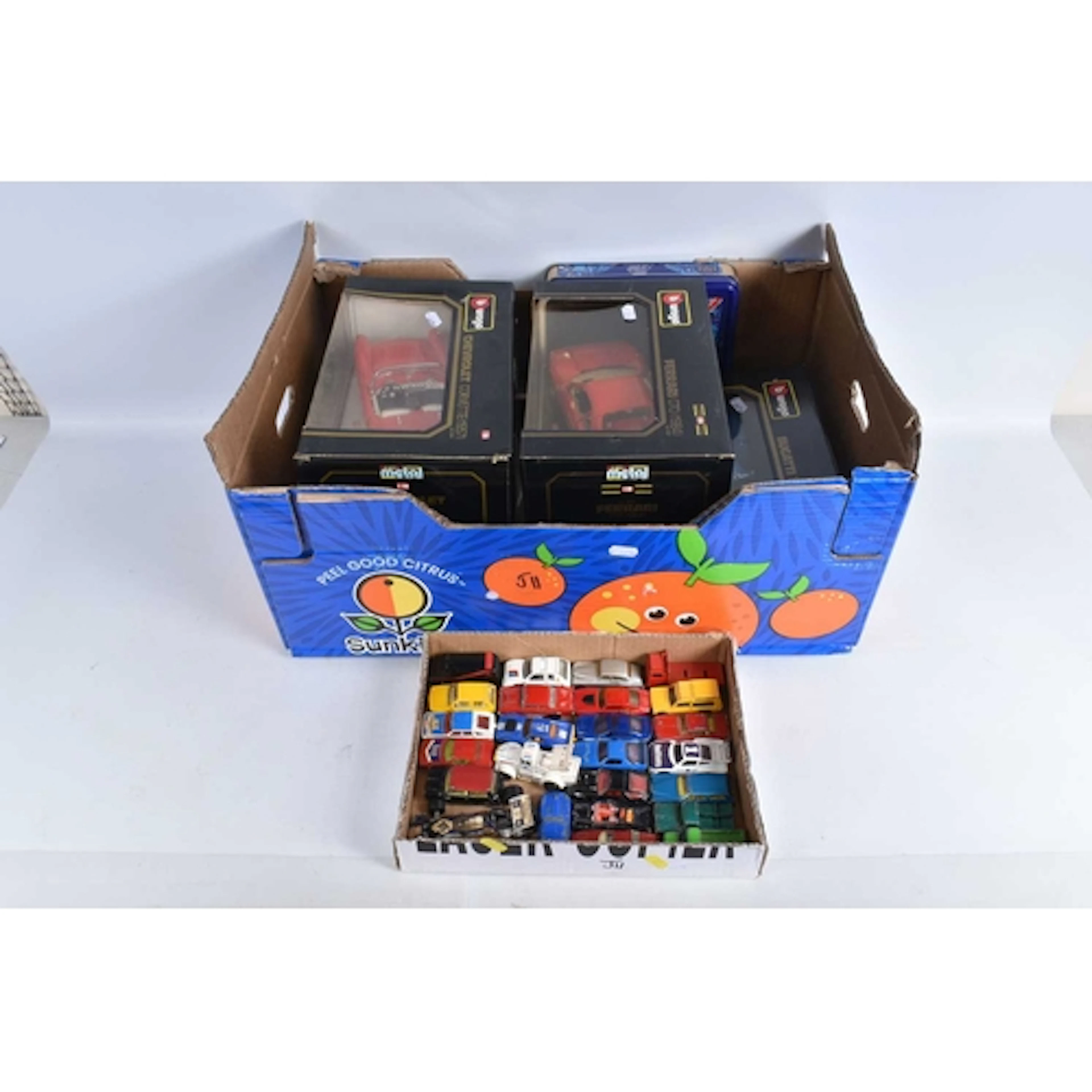 FIVE BOXED BBURAGO 1/18 SCALE SPORTS CAR MODELS, including B...