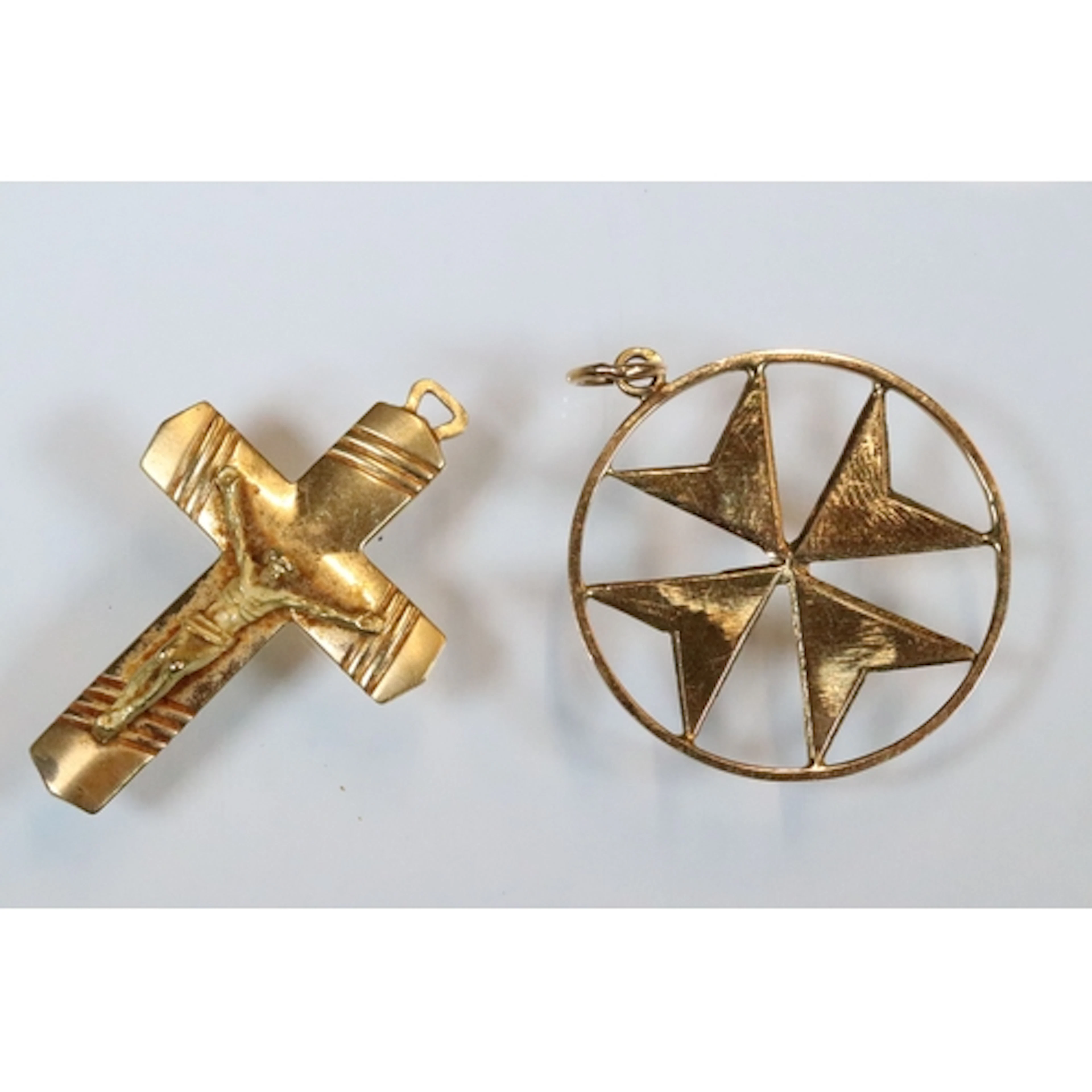 18ct gold maltese cross pendant (marked 18 with Maltese mark...