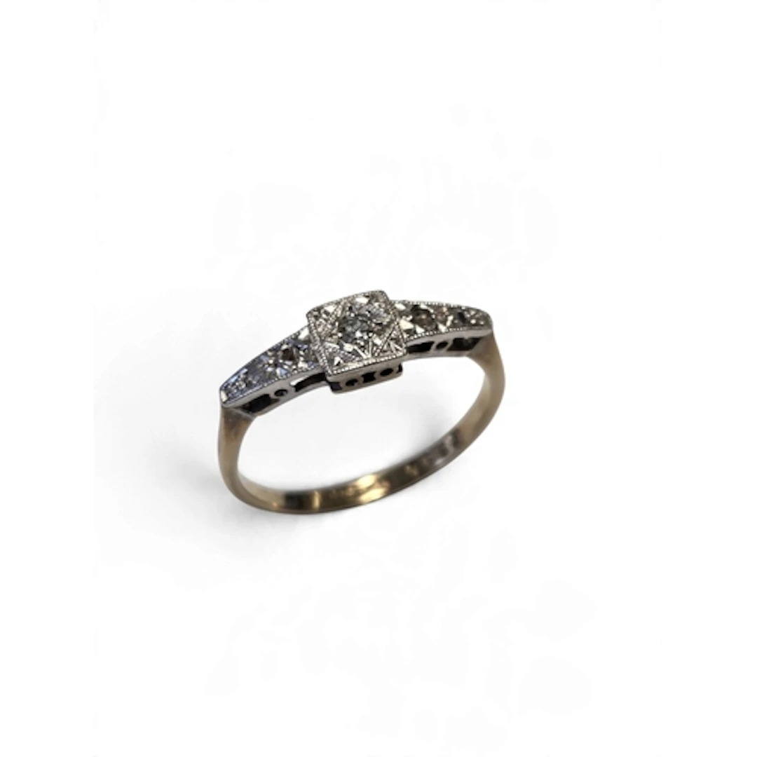 An attractive 9-carat gold and platinum illusion-set diamond...