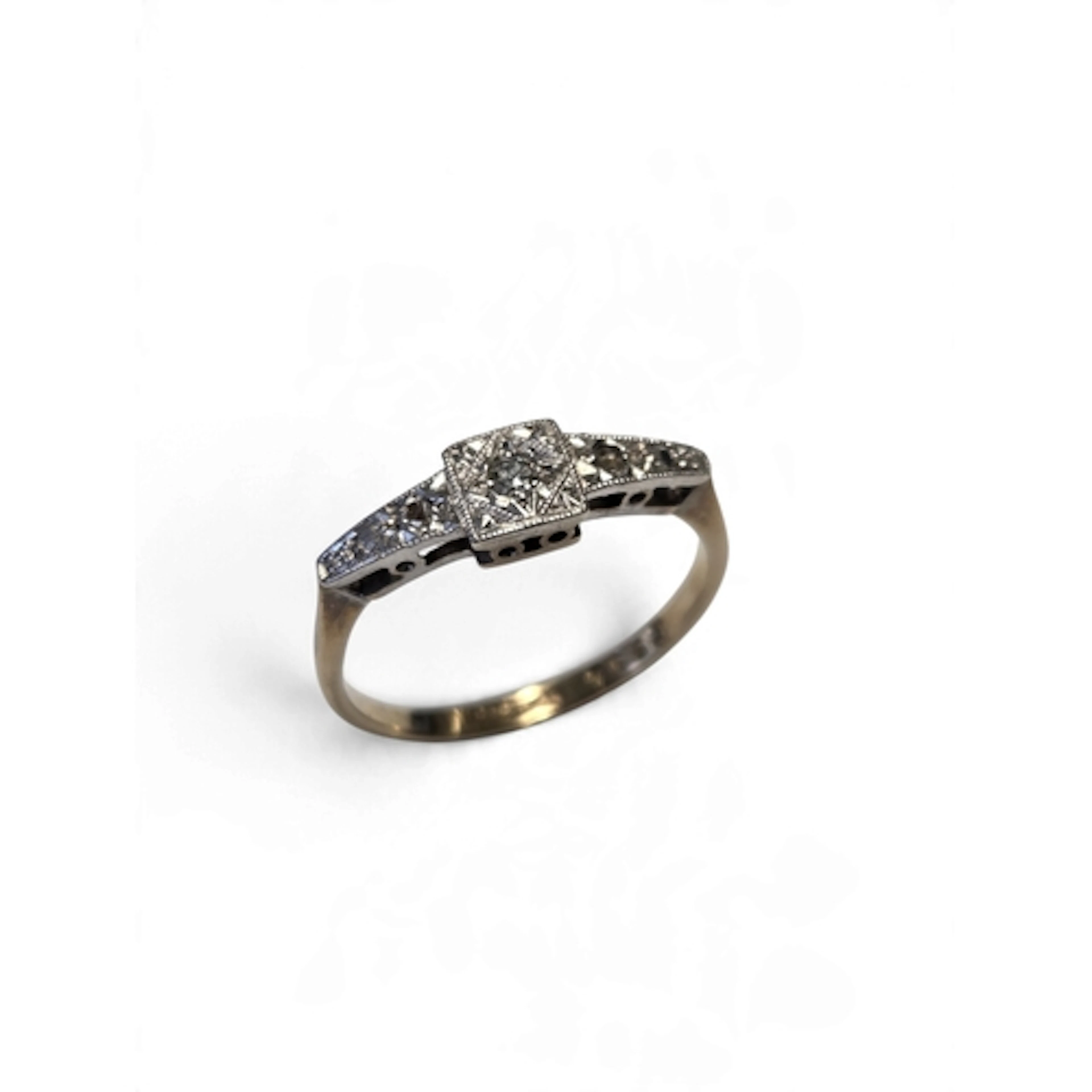 An attractive 9-carat gold and platinum illusion-set diamond...