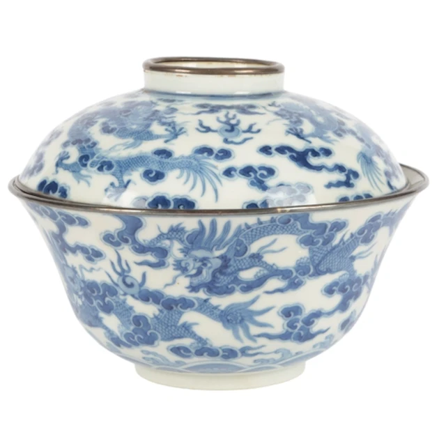 A Chinese bleu de Huê porcelain 'dragon' bowl and cover, mad...