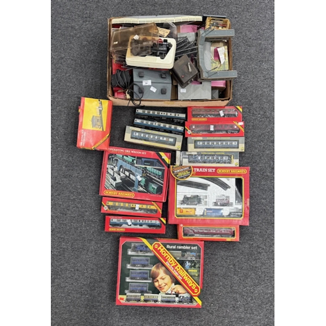 Toys & Games: Hornby railway coaches, R423, R932 x 2, R9...