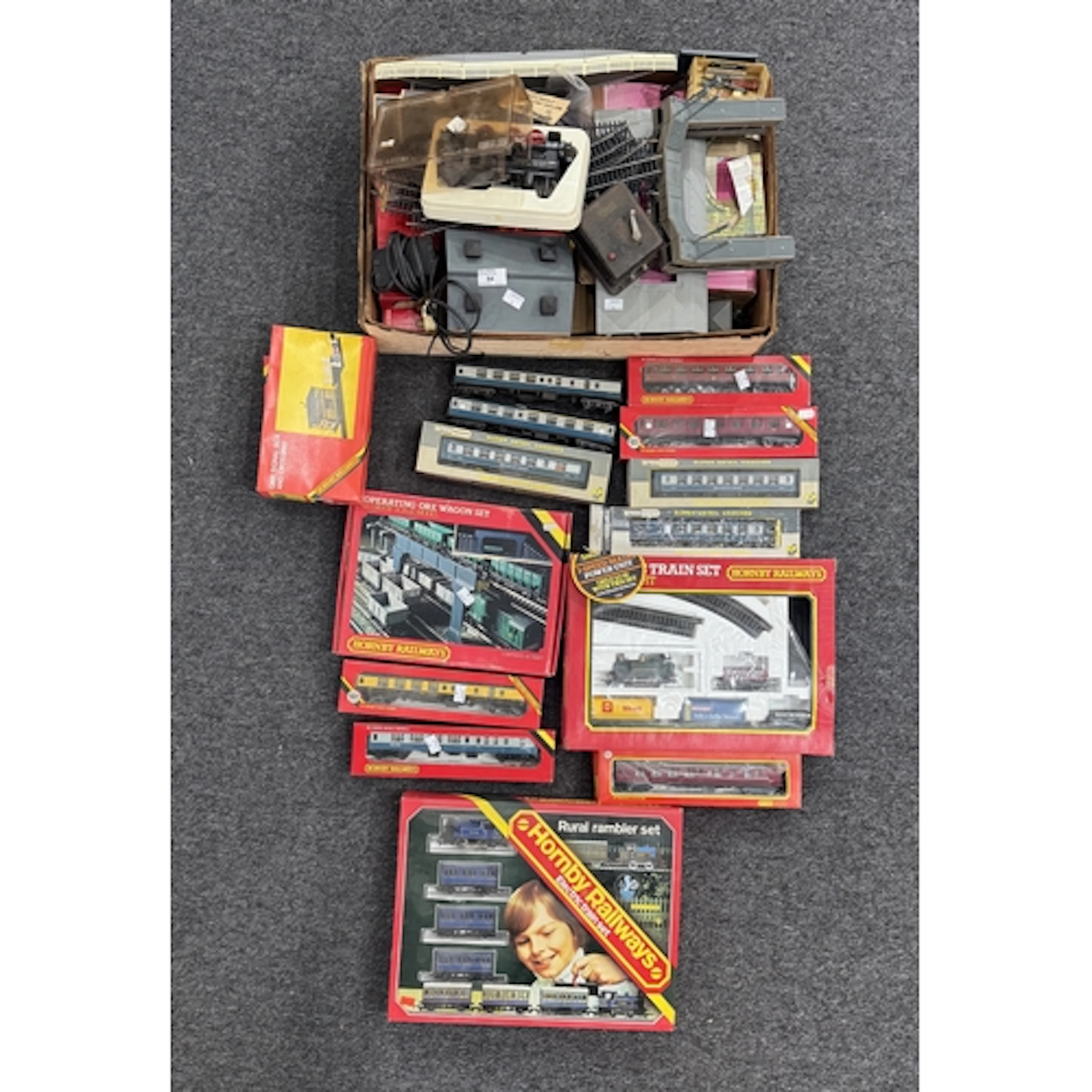 Toys & Games: Hornby railway coaches, R423, R932 x 2, R9...