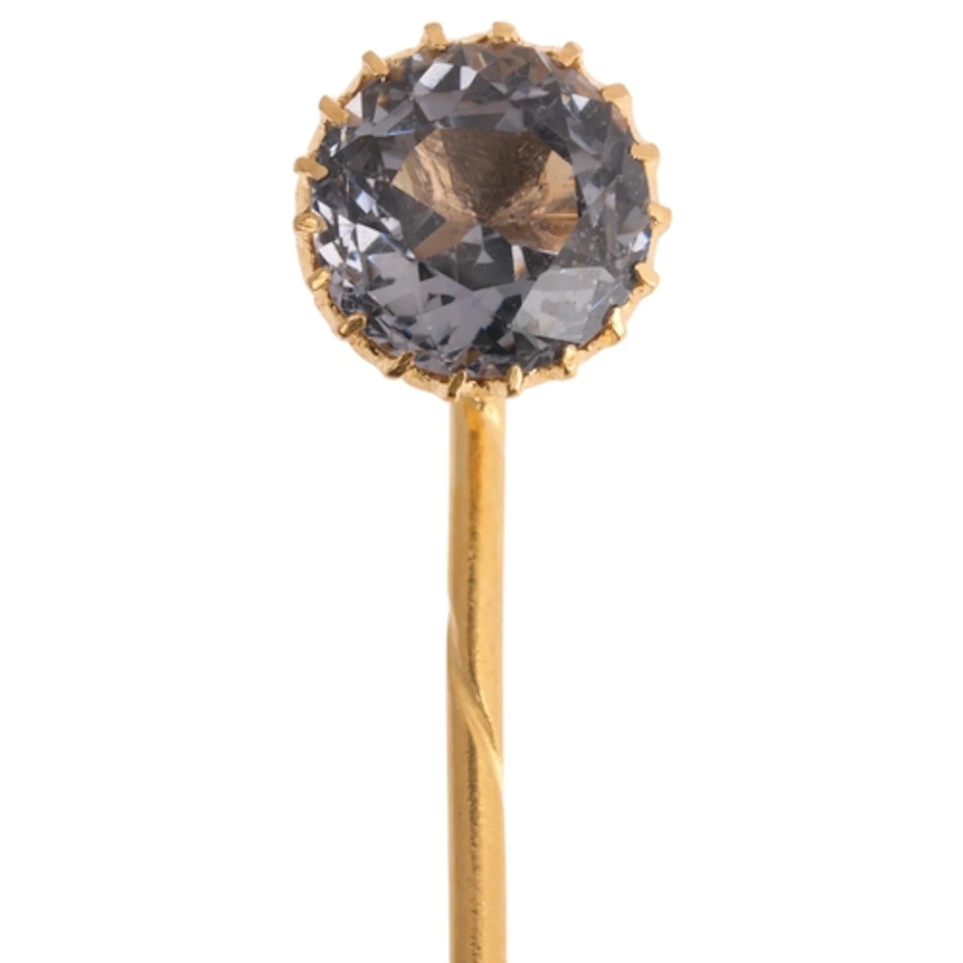 An Antique gold blue spinel stickpin, claw set with 2.20ct r...