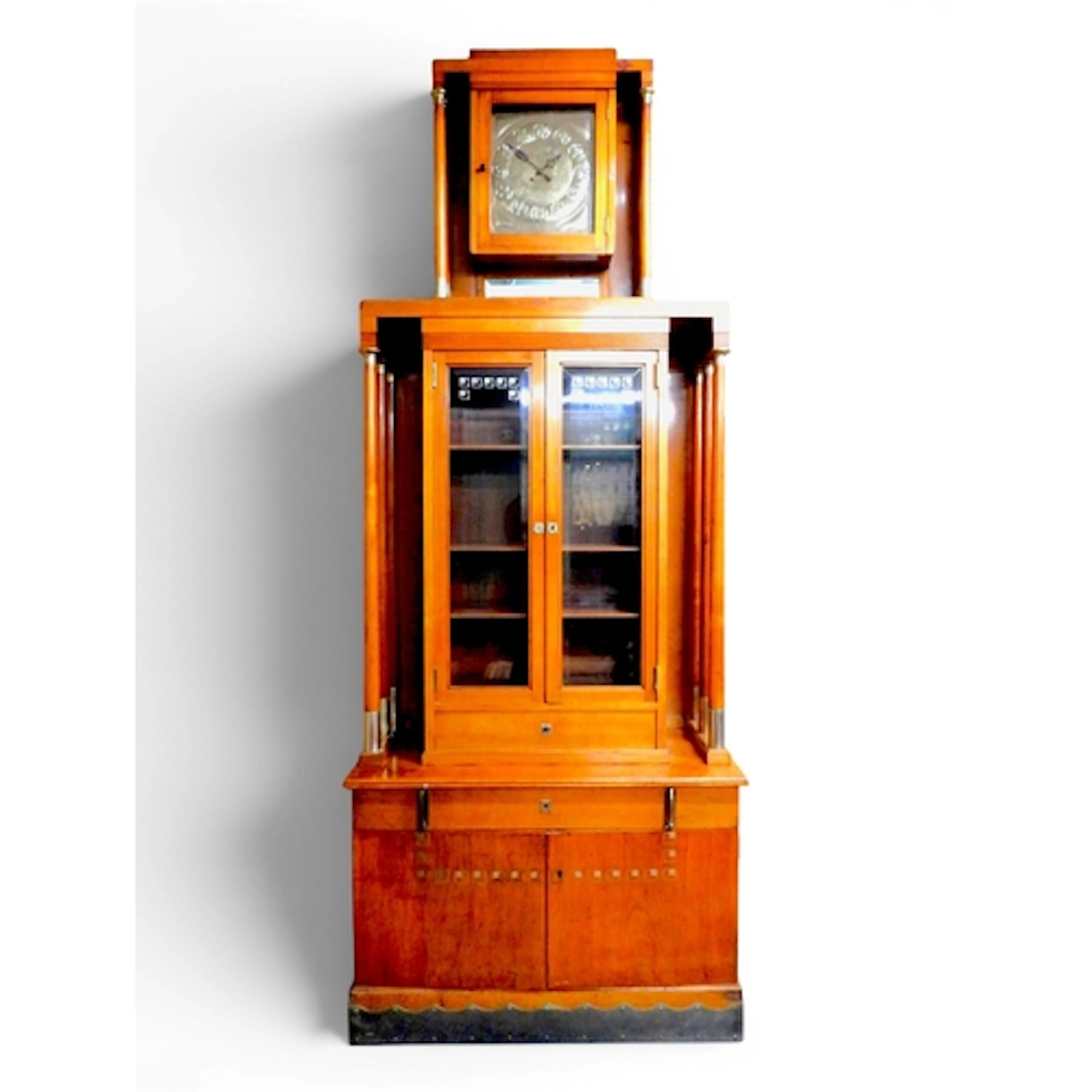 AN IMPRESSIVE EARLY 20TH CENTURY CONTINENTAL BLONDE OAK ARTS...