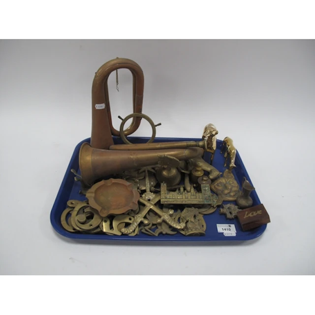 Brassware, including a pair of brass and copper hunting horn...