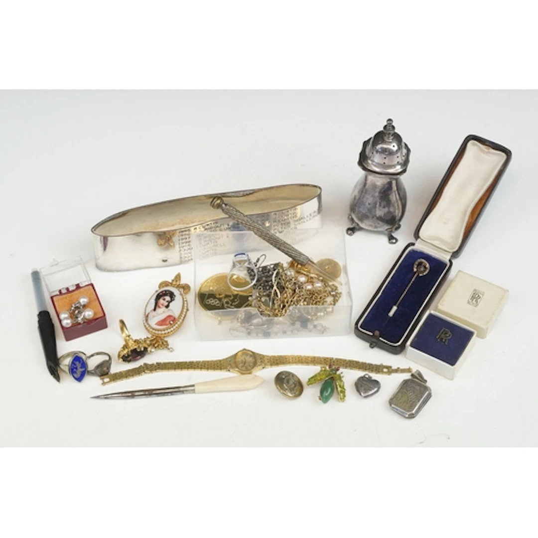 Group of jewellery, to include: an engraved silver locket, s...